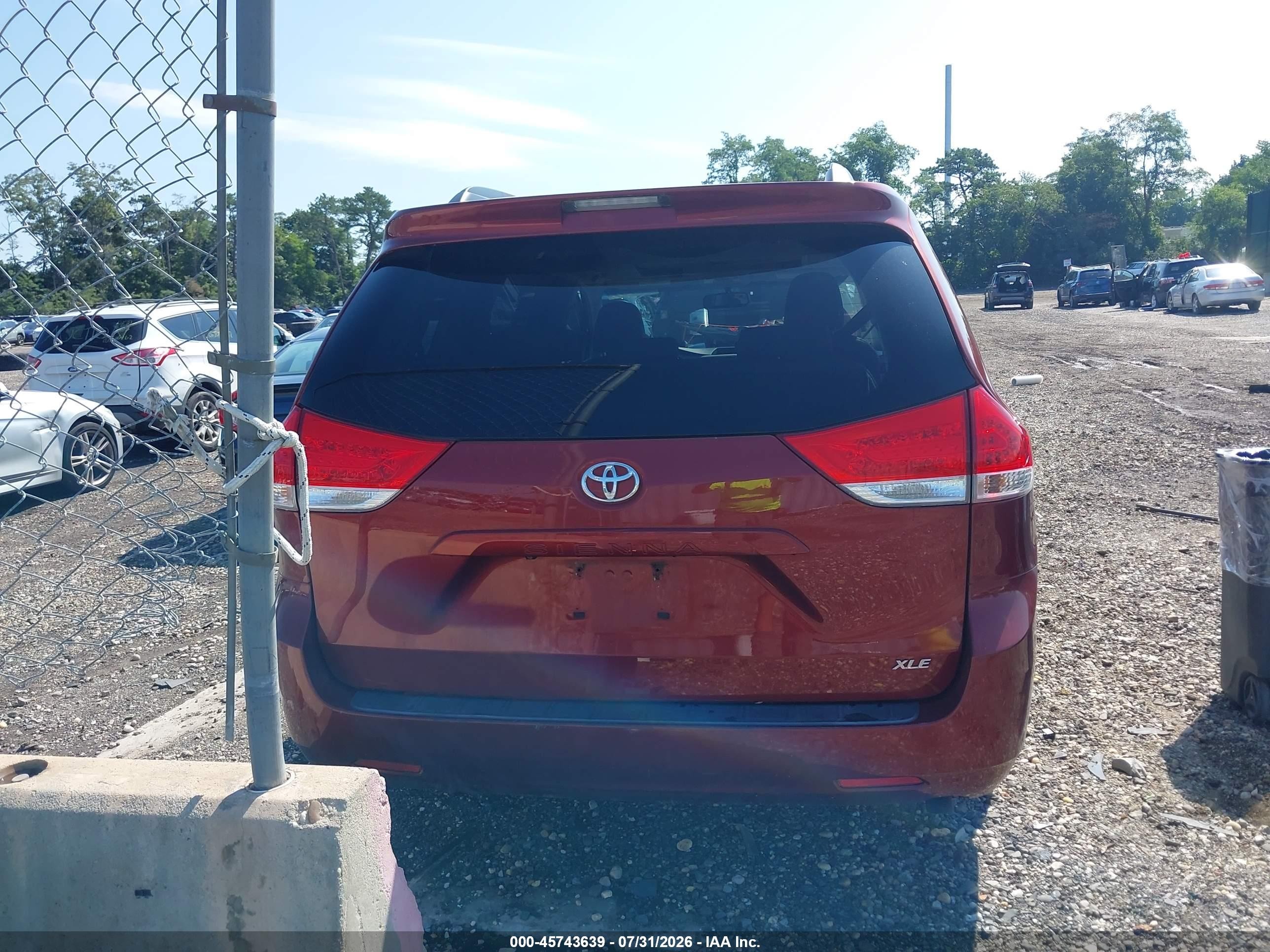 2013 Toyota Sienna Xle V6 8 Passenger Red vin: 5TDYK3DC1DS305836