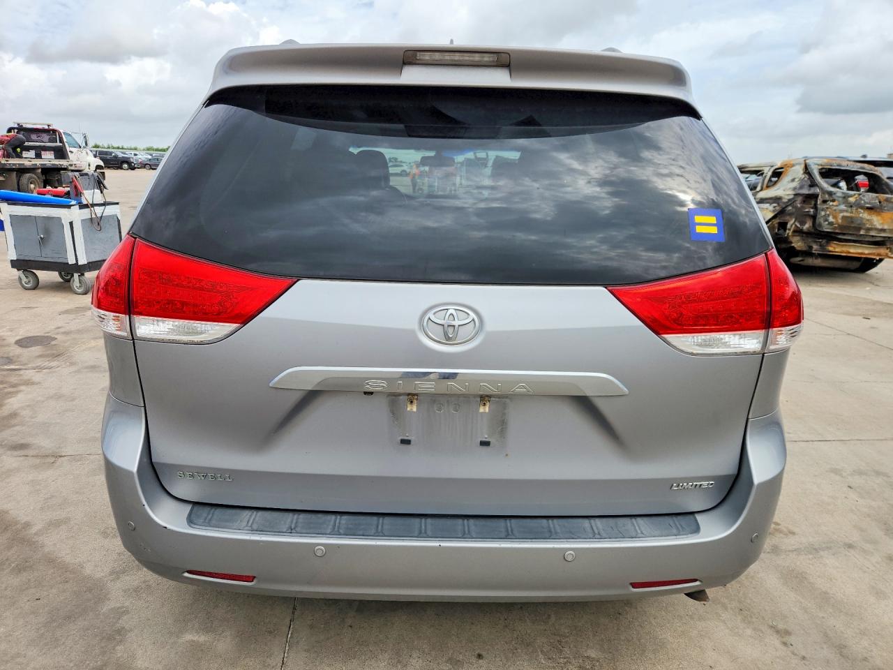 2013 Toyota Sienna Limited 7-passenger Silver vin: 5TDYK3DC1DS346838