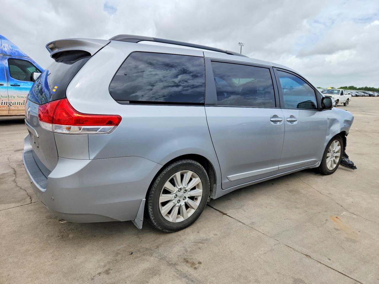 2013 Toyota Sienna Limited 7-passenger Silver vin: 5TDYK3DC1DS346838