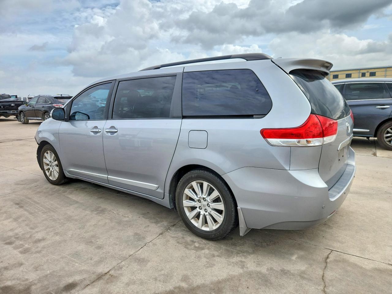 2013 Toyota Sienna Limited 7-passenger Silver vin: 5TDYK3DC1DS346838