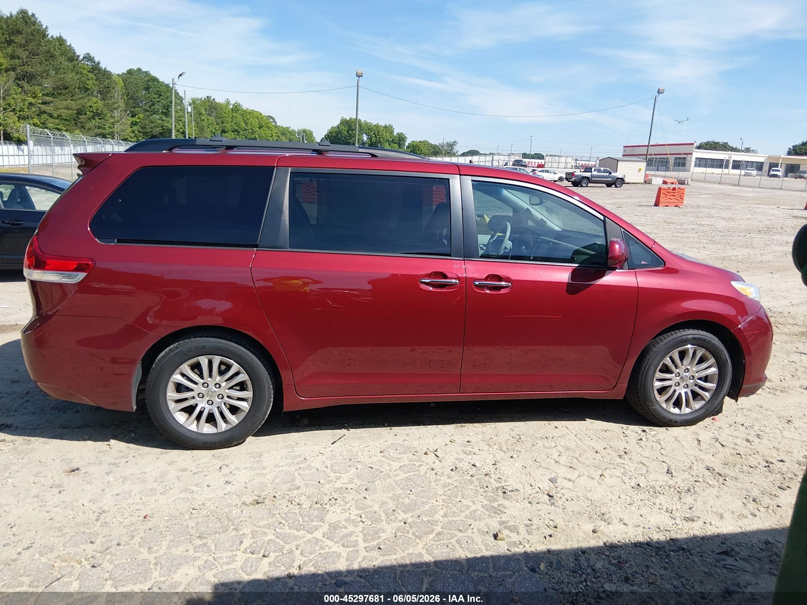 2013 Toyota Sienna Xle V6 8 Passenger Burgundy vin: 5TDYK3DC1DS398101