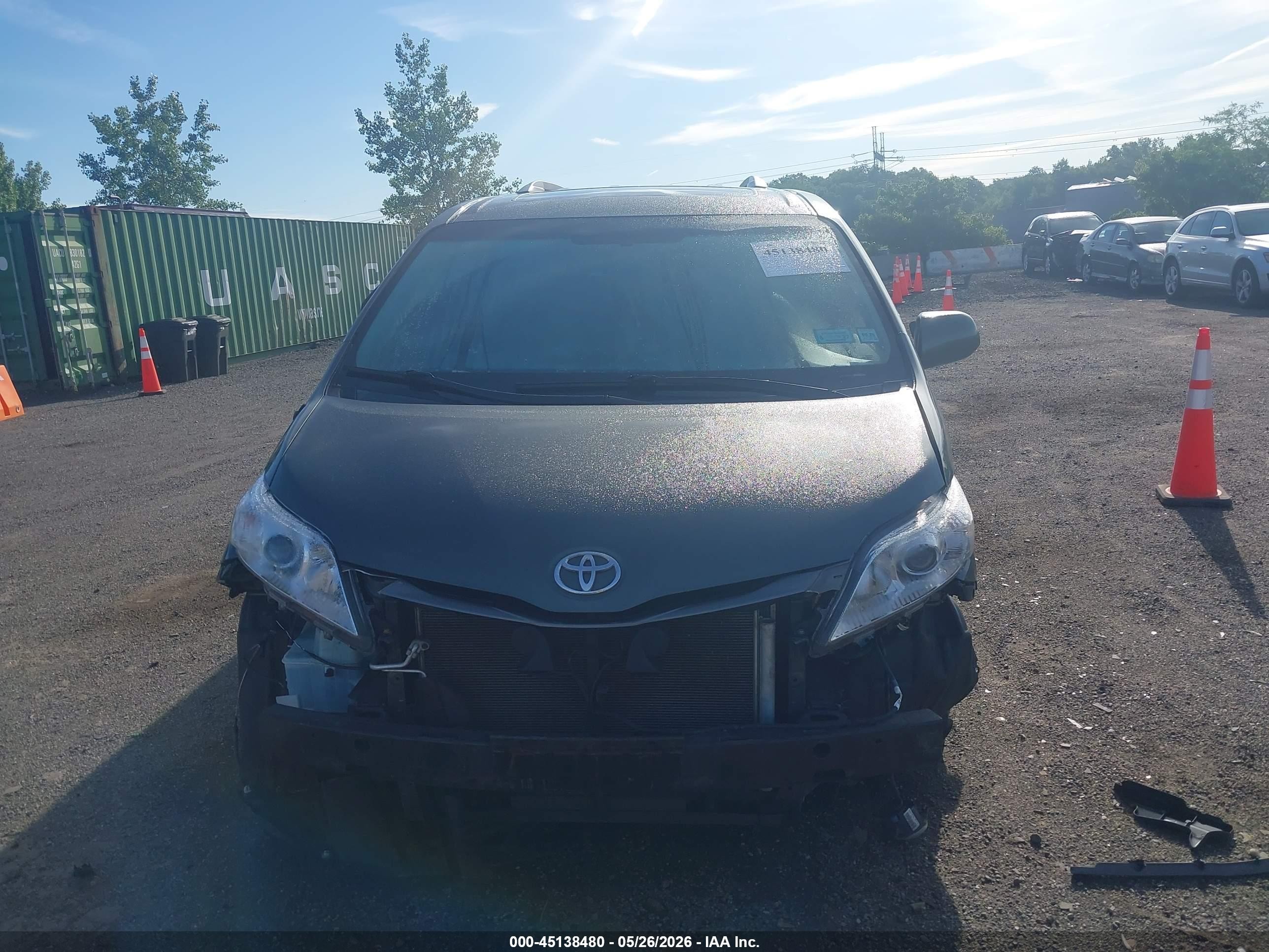 2014 Toyota Sienna Xle V6 8 Passenger Green vin: 5TDYK3DC1ES431843