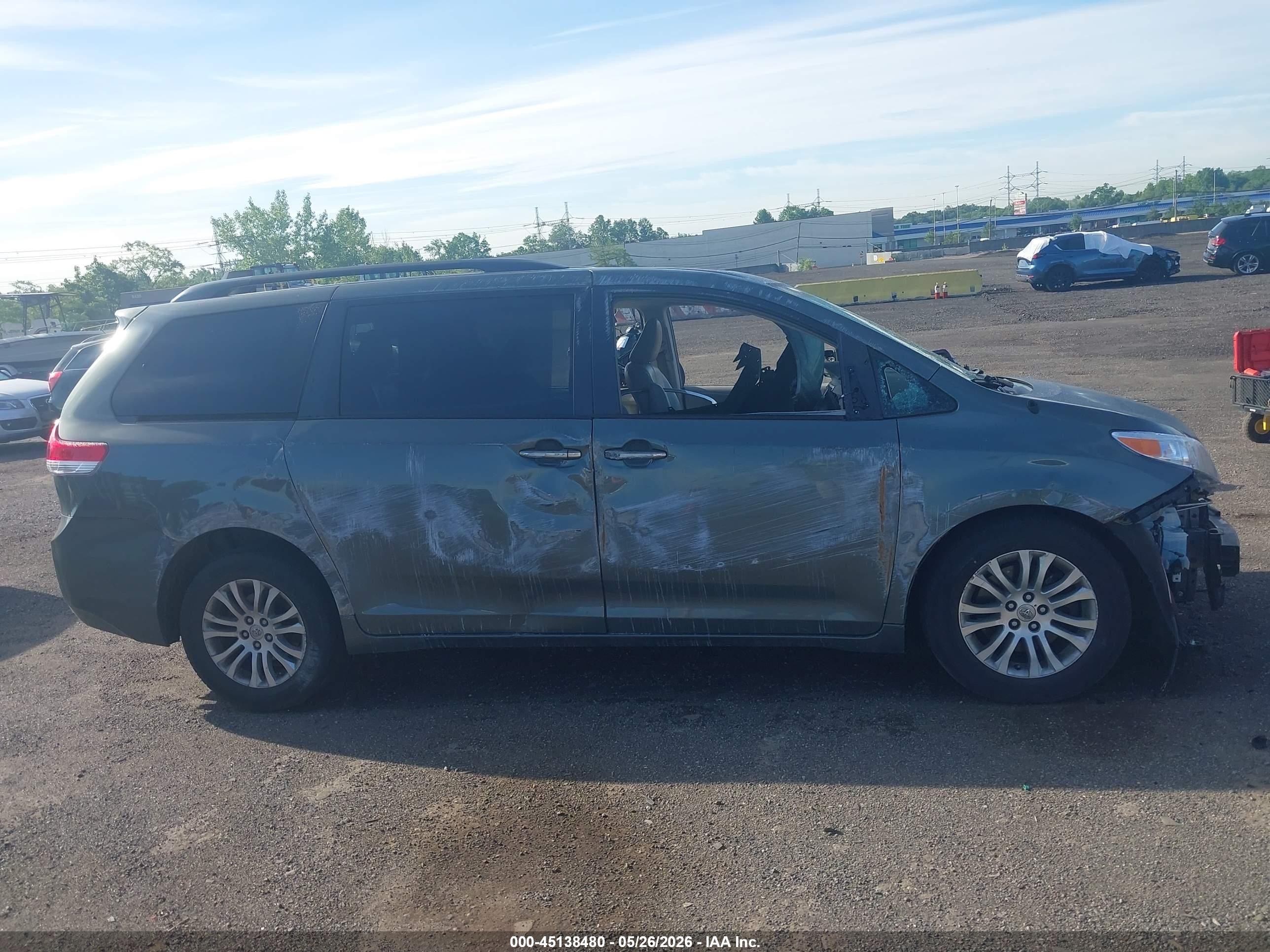 2014 Toyota Sienna Xle V6 8 Passenger Green vin: 5TDYK3DC1ES431843