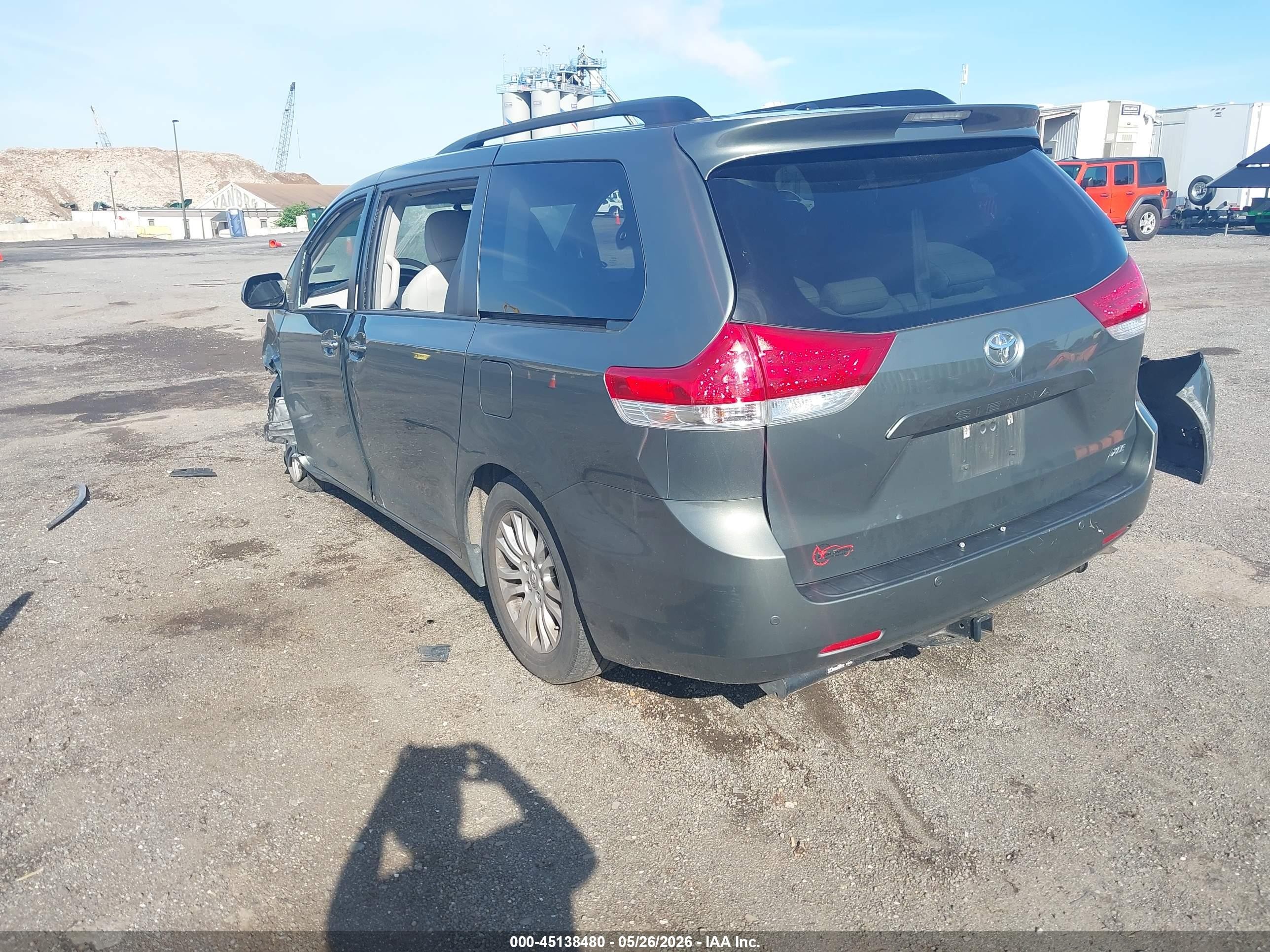 2014 Toyota Sienna Xle V6 8 Passenger Green vin: 5TDYK3DC1ES431843