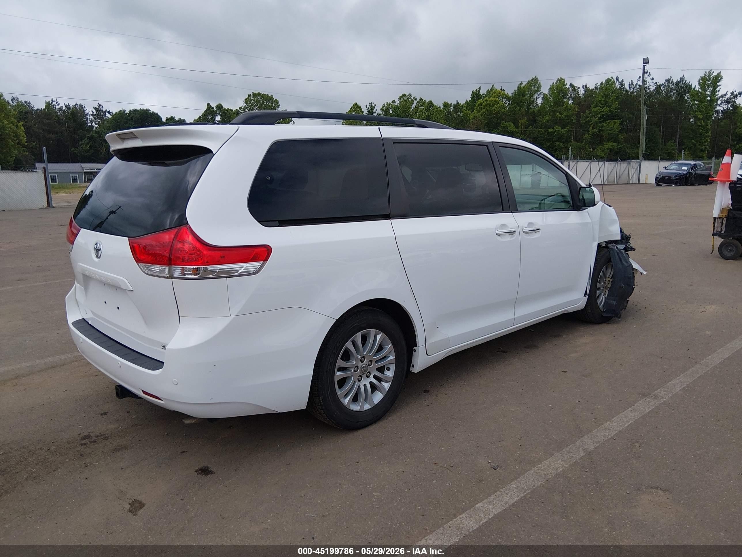 2014 Toyota Sienna Xle V6 8 Passenger White vin: 5TDYK3DC1ES442406