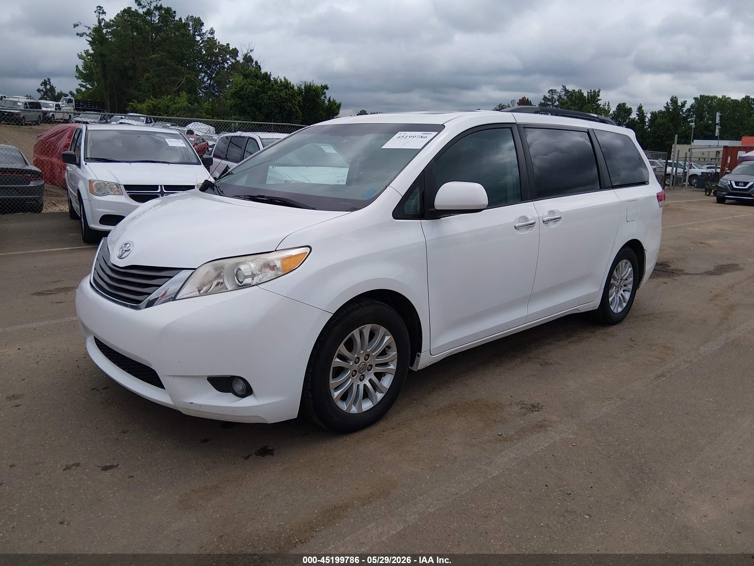 2014 Toyota Sienna Xle V6 8 Passenger White vin: 5TDYK3DC1ES442406