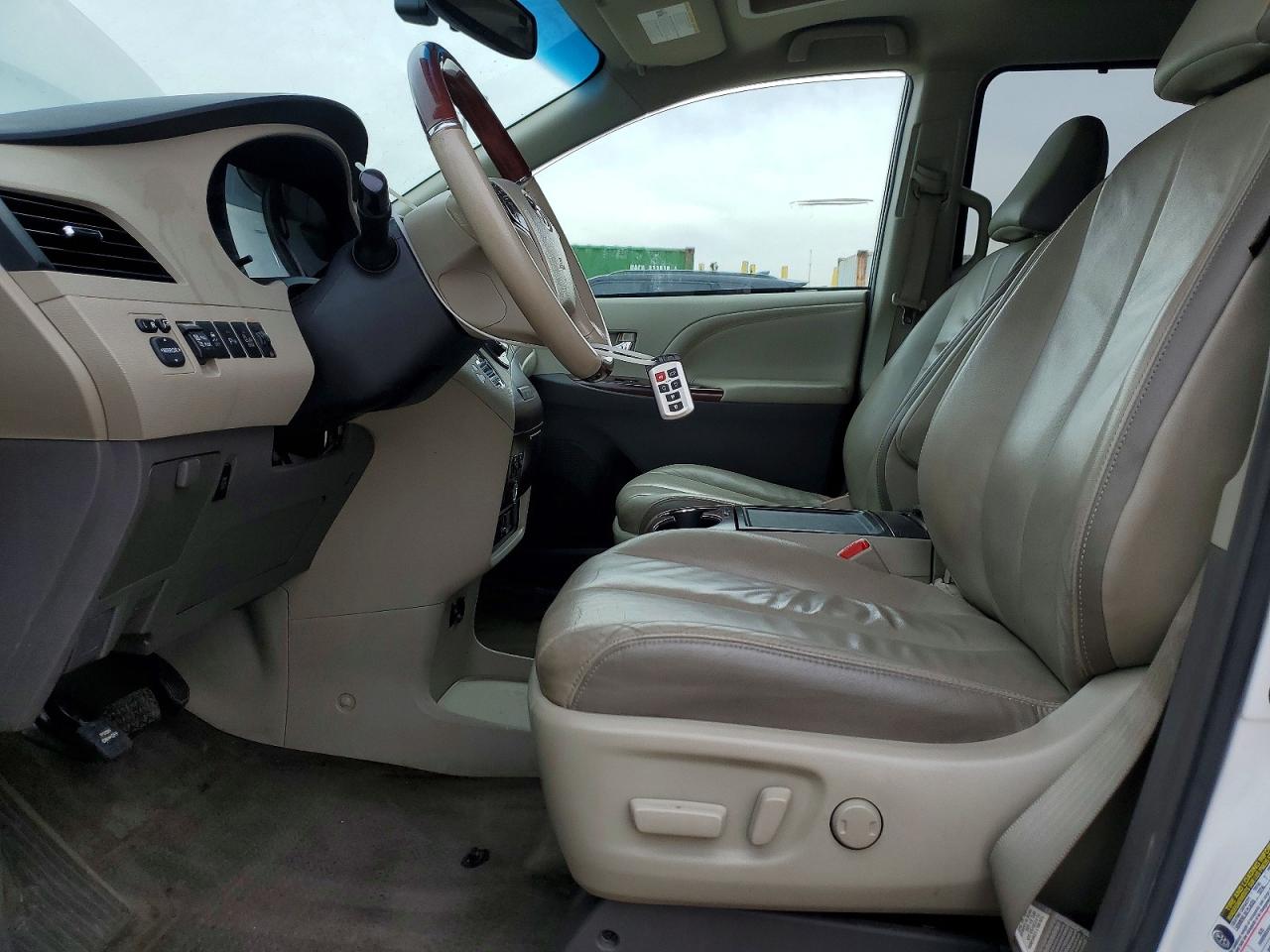 2014 Toyota Sienna Limited 7-passenger White vin: 5TDYK3DC1ES445919
