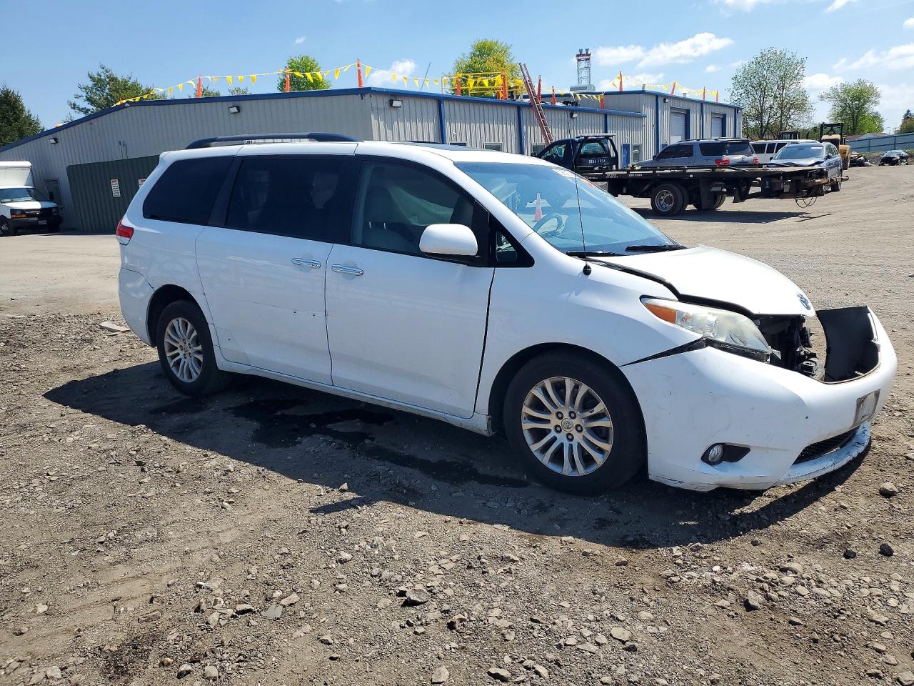 2014 Toyota Sienna Xle 8-passenger White vin: 5TDYK3DC1ES472750