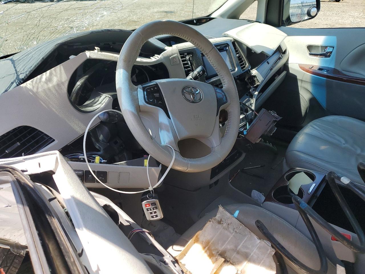 2014 Toyota Sienna Xle 8-passenger White vin: 5TDYK3DC1ES472750