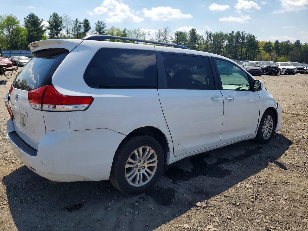 2014 Toyota Sienna Xle 8-passenger White vin: 5TDYK3DC1ES472750