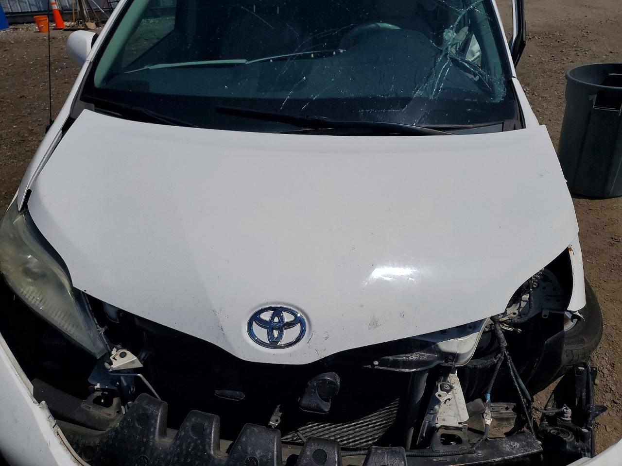 2014 Toyota Sienna Xle 8-passenger White vin: 5TDYK3DC1ES472750