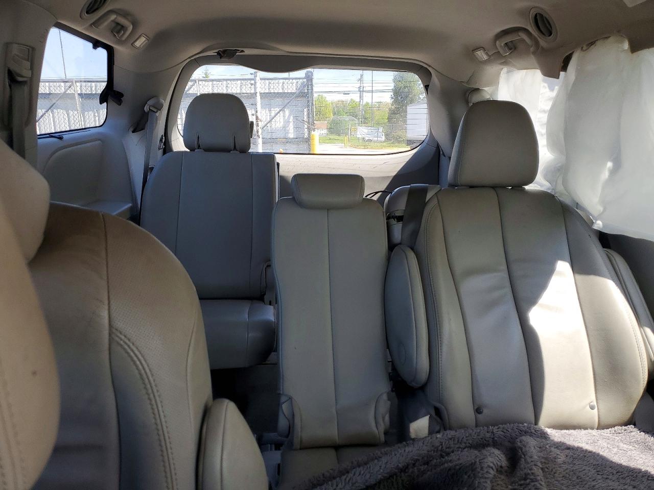 2014 Toyota Sienna Xle 8-passenger White vin: 5TDYK3DC1ES472750