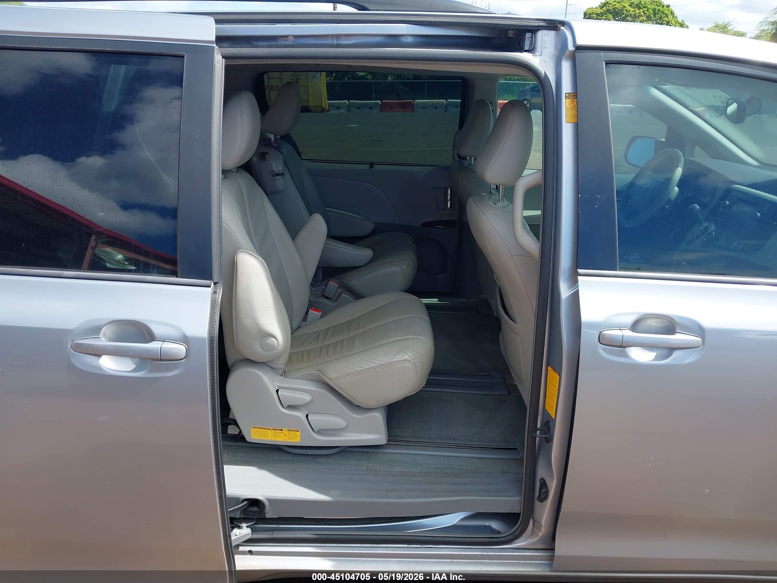 2014 Toyota Sienna Xle V6 7 Passenger Auto Access Seat/xle V6 8 Passenger Silver vin: 5TDYK3DC1ES474028