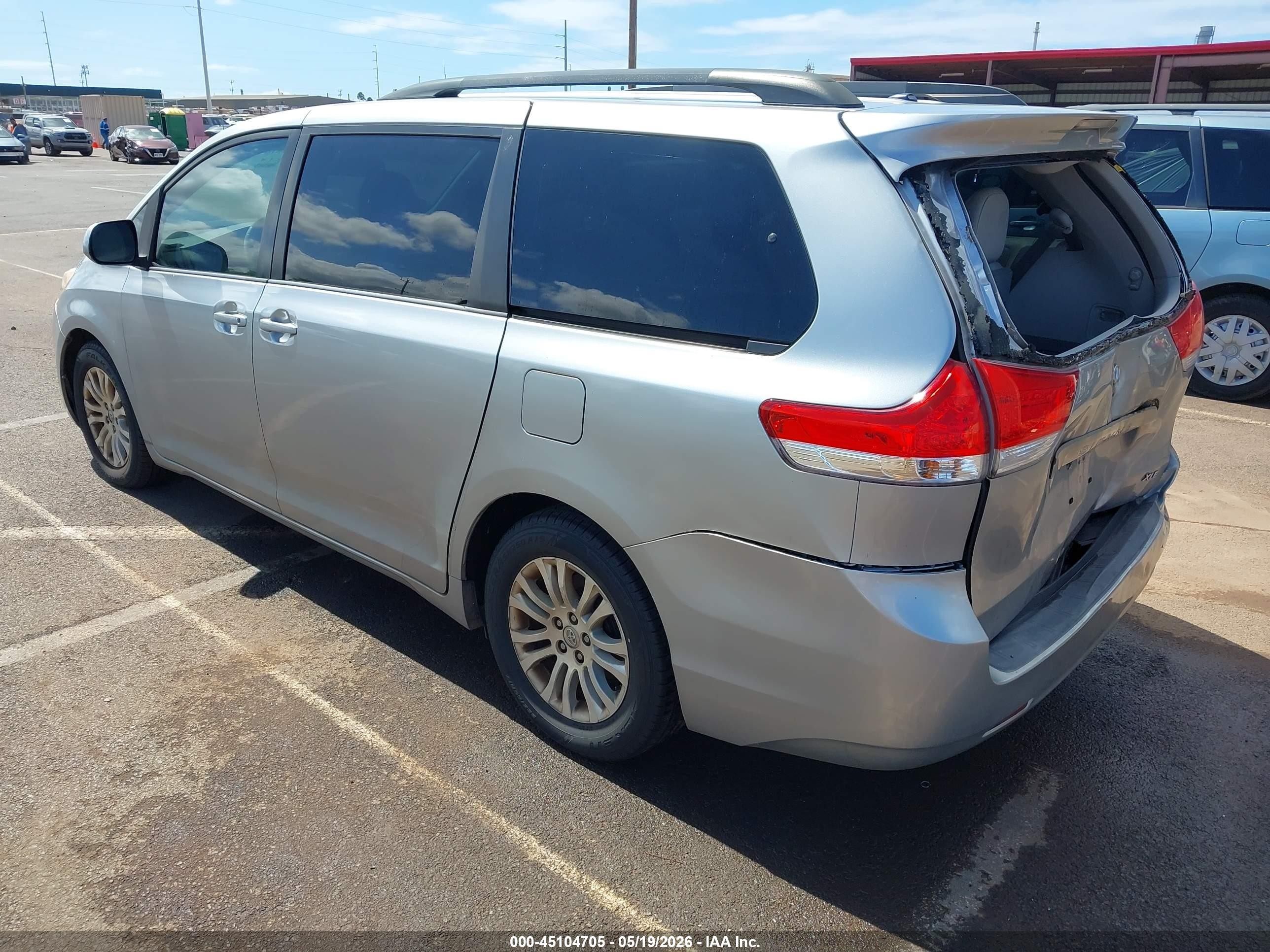 2014 Toyota Sienna Xle V6 7 Passenger Auto Access Seat/xle V6 8 Passenger Silver vin: 5TDYK3DC1ES474028
