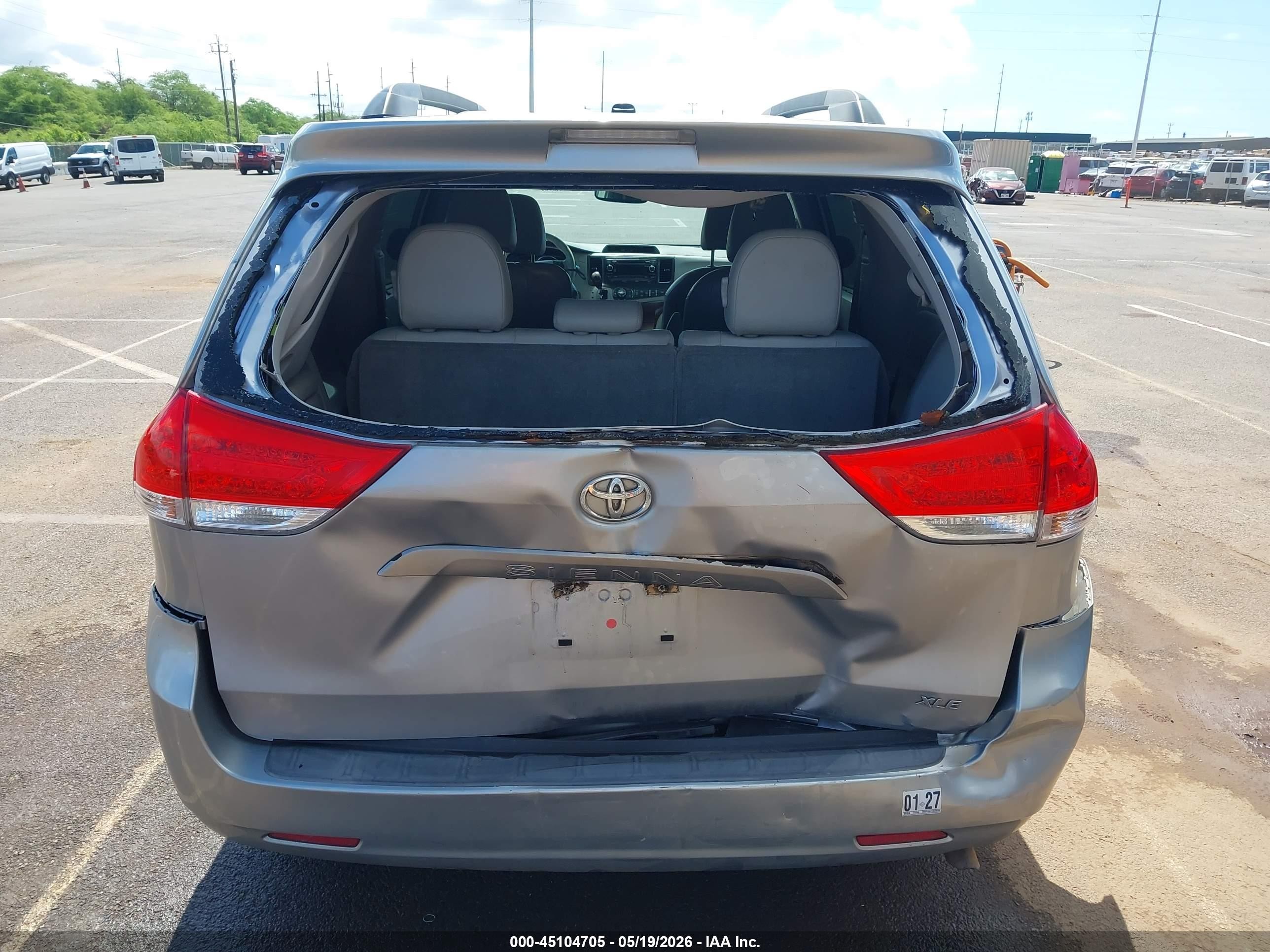 2014 Toyota Sienna Xle V6 7 Passenger Auto Access Seat/xle V6 8 Passenger Silver vin: 5TDYK3DC1ES474028