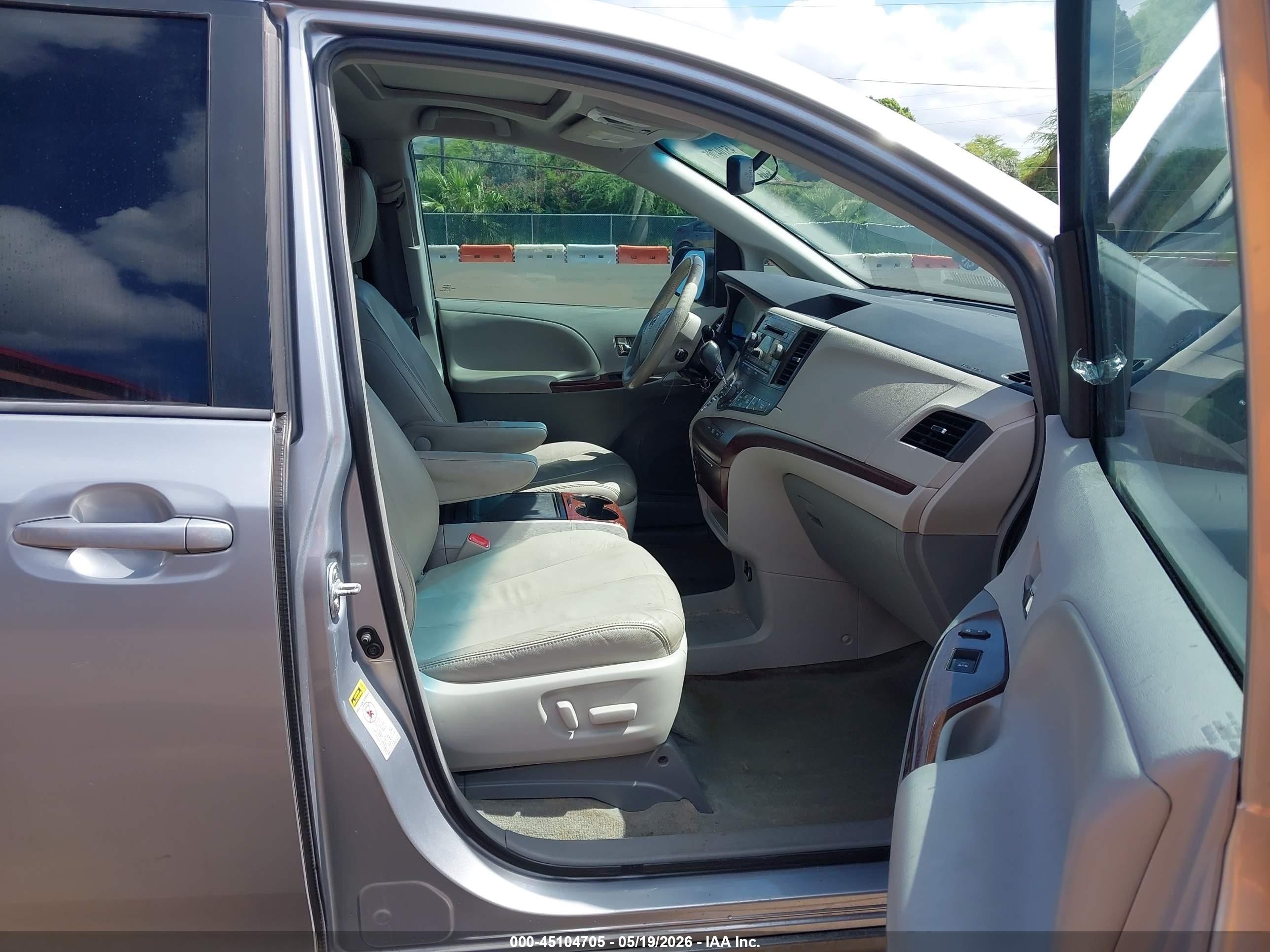 2014 Toyota Sienna Xle V6 7 Passenger Auto Access Seat/xle V6 8 Passenger Silver vin: 5TDYK3DC1ES474028