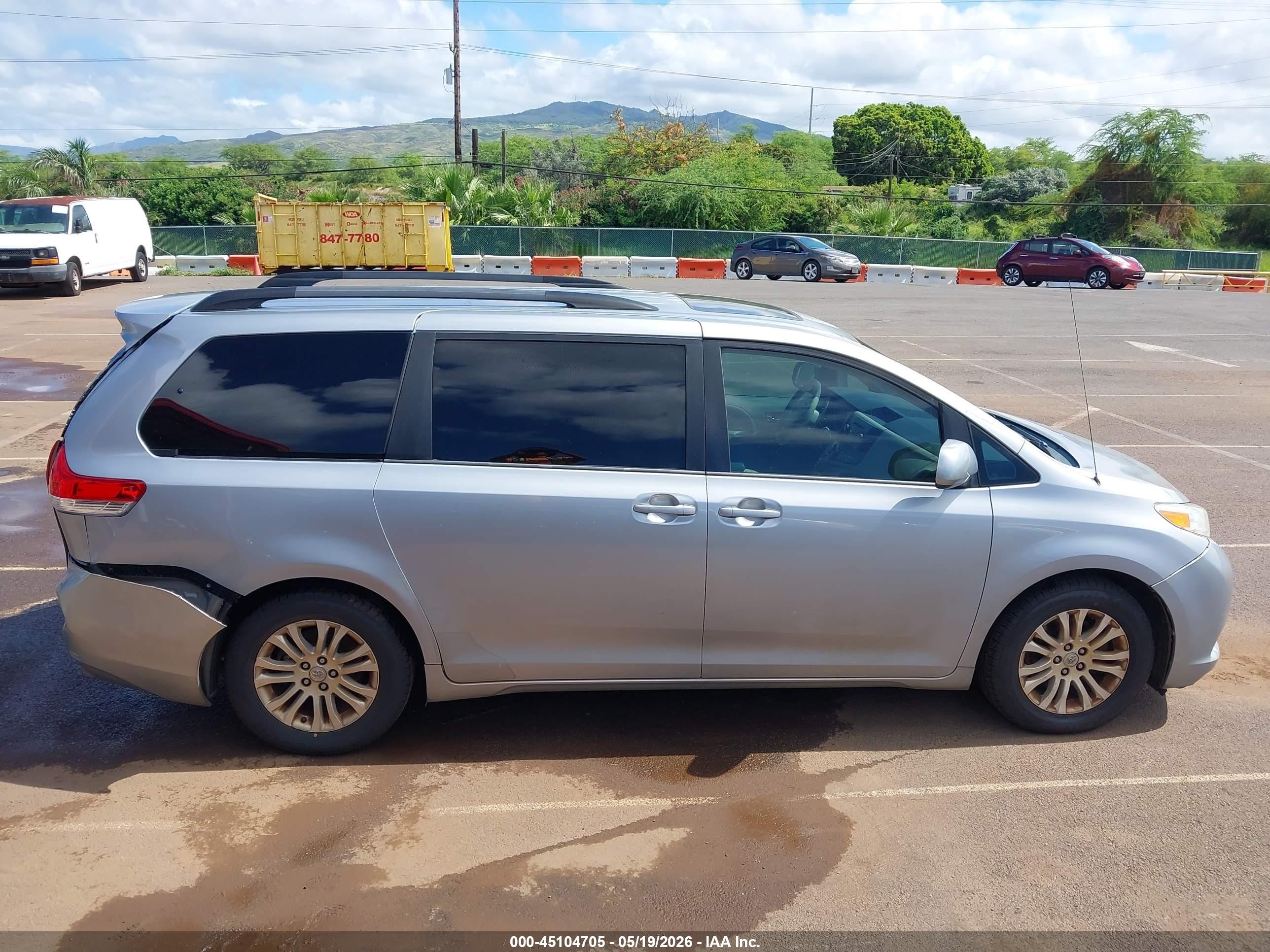 2014 Toyota Sienna Xle V6 7 Passenger Auto Access Seat/xle V6 8 Passenger Silver vin: 5TDYK3DC1ES474028