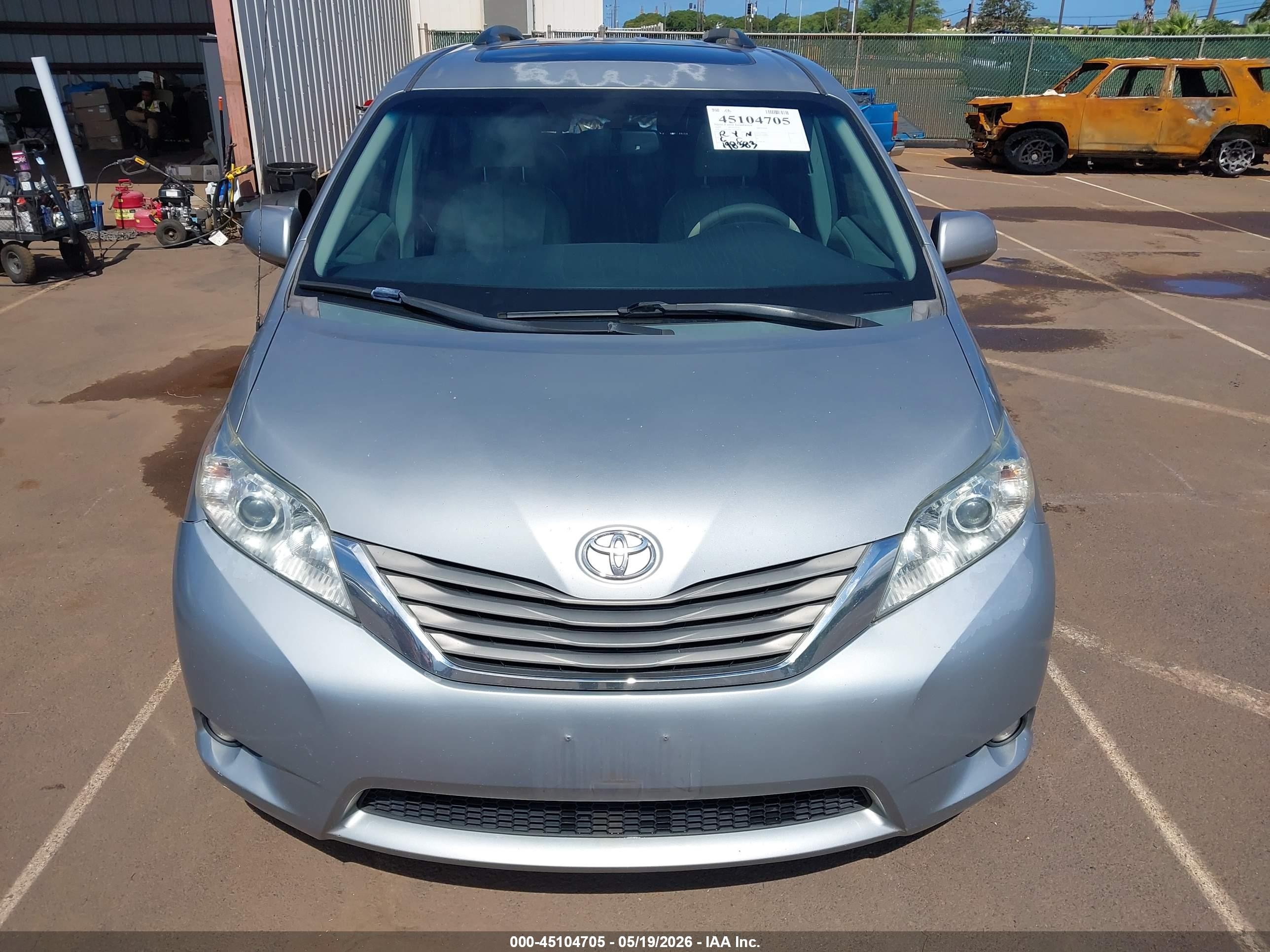 2014 Toyota Sienna Xle V6 7 Passenger Auto Access Seat/xle V6 8 Passenger Silver vin: 5TDYK3DC1ES474028