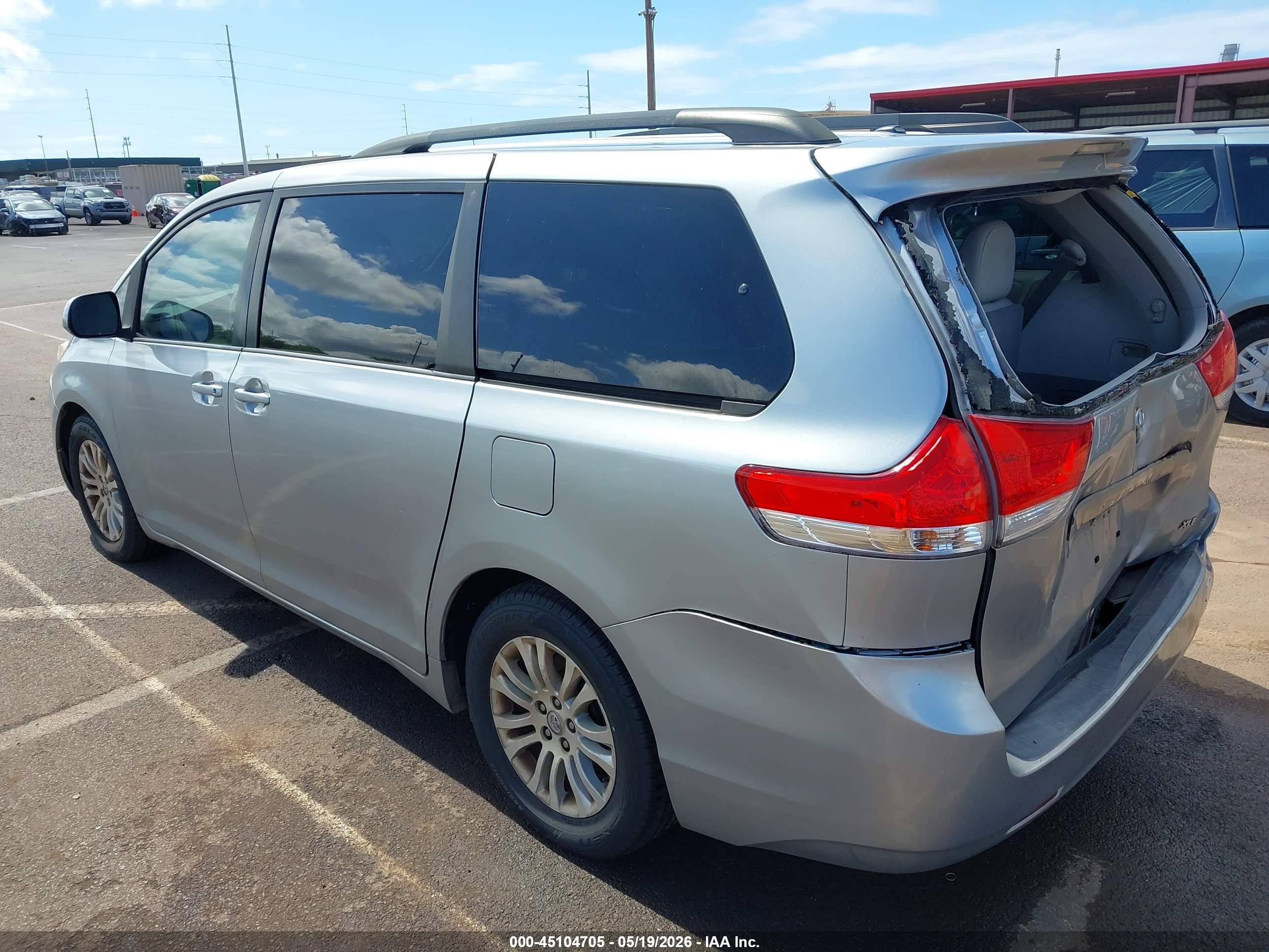 2014 Toyota Sienna Xle V6 7 Passenger Auto Access Seat/xle V6 8 Passenger Silver vin: 5TDYK3DC1ES474028