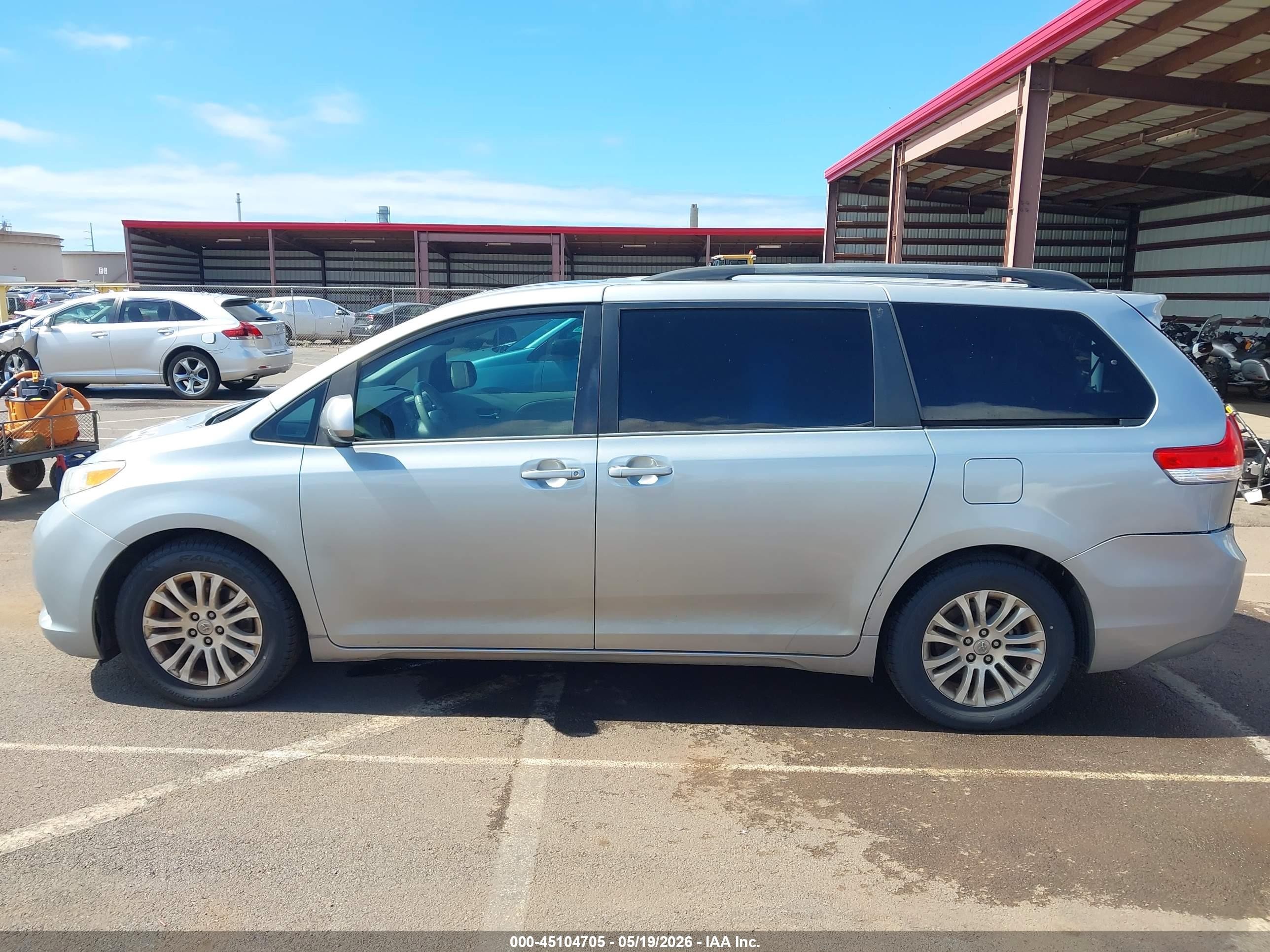 2014 Toyota Sienna Xle V6 7 Passenger Auto Access Seat/xle V6 8 Passenger Silver vin: 5TDYK3DC1ES474028