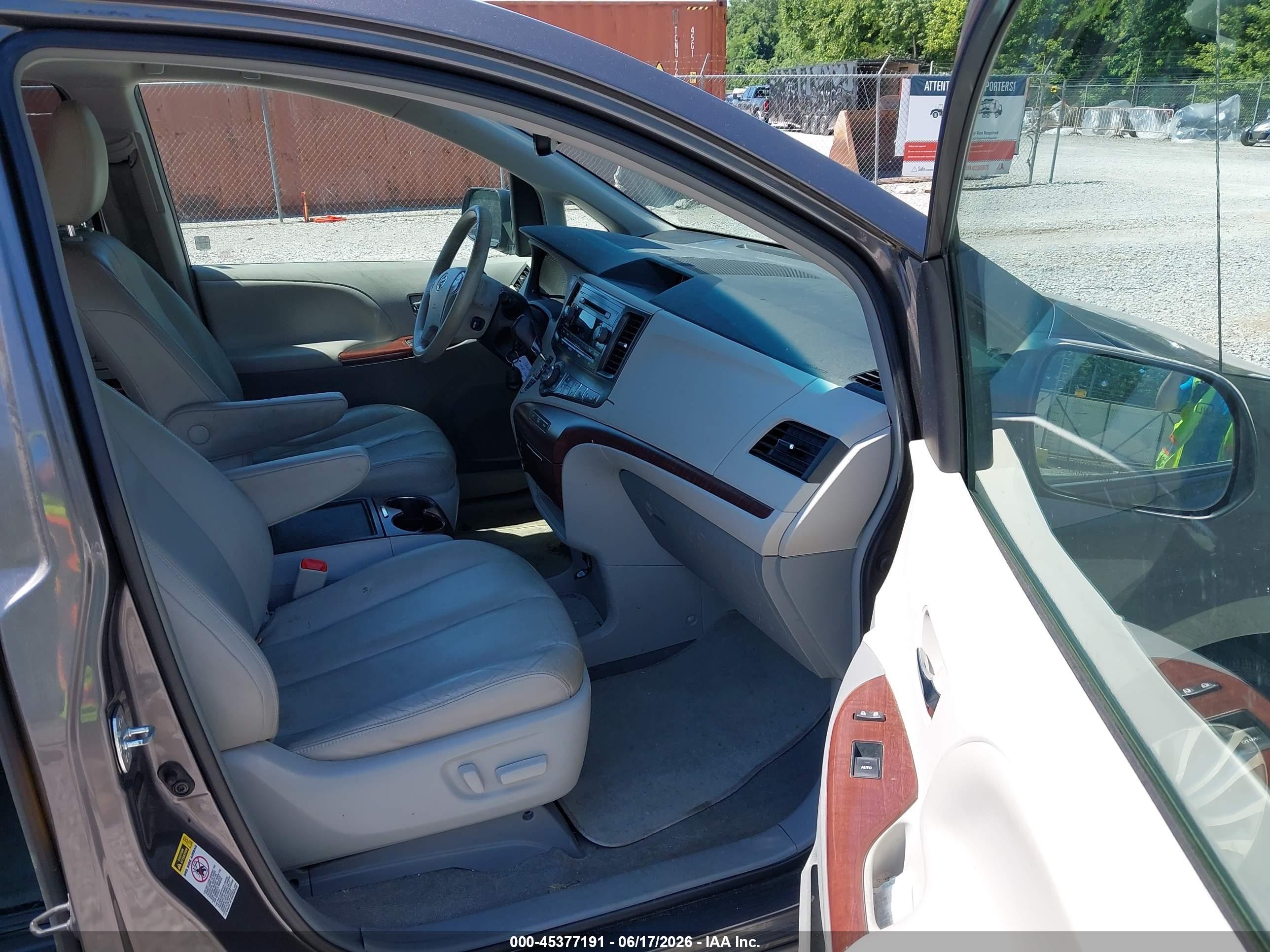 2014 Toyota Sienna Xle V6 8 Passenger Silver vin: 5TDYK3DC1ES504032