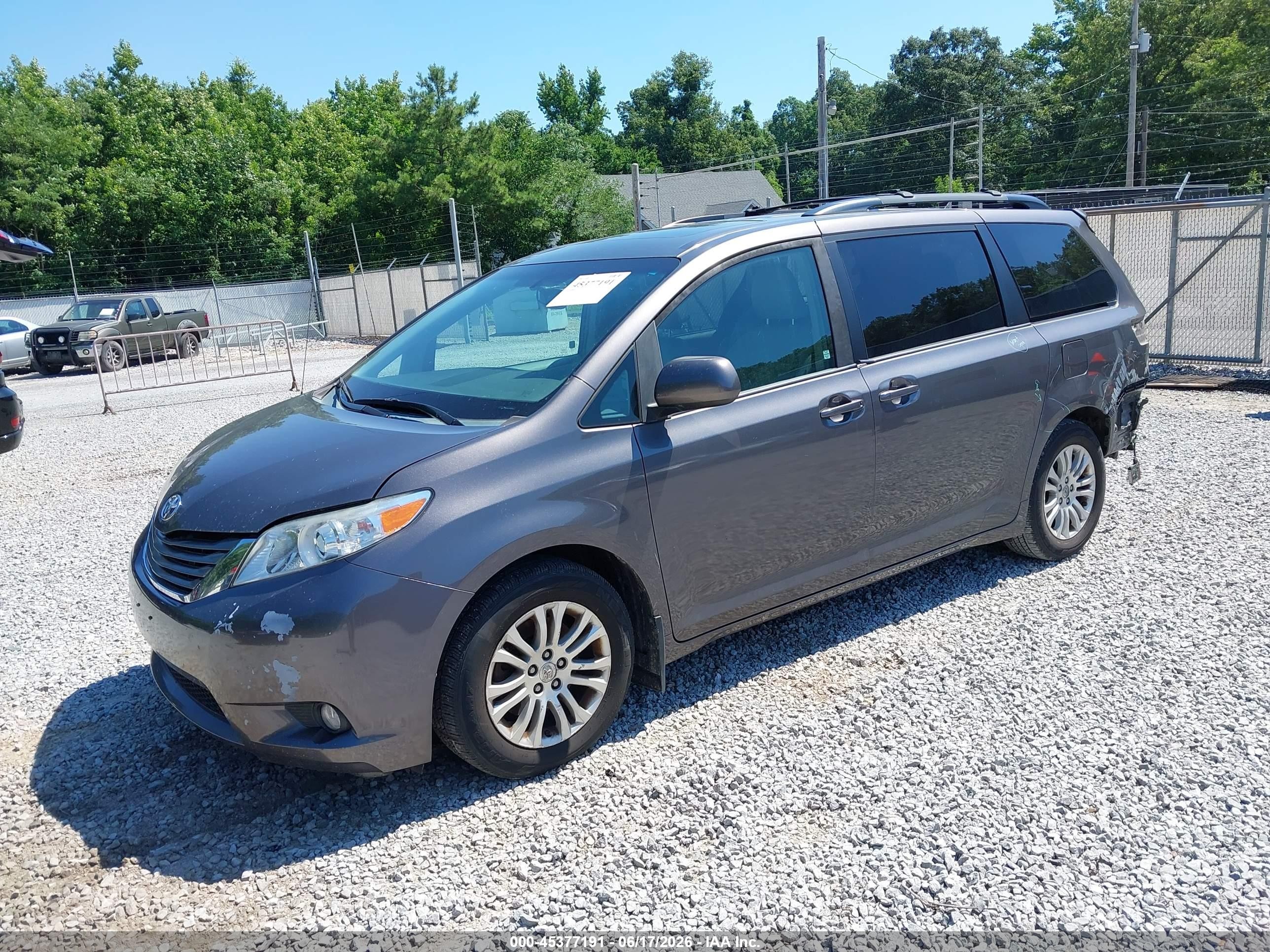 2014 Toyota Sienna Xle V6 8 Passenger Silver vin: 5TDYK3DC1ES504032