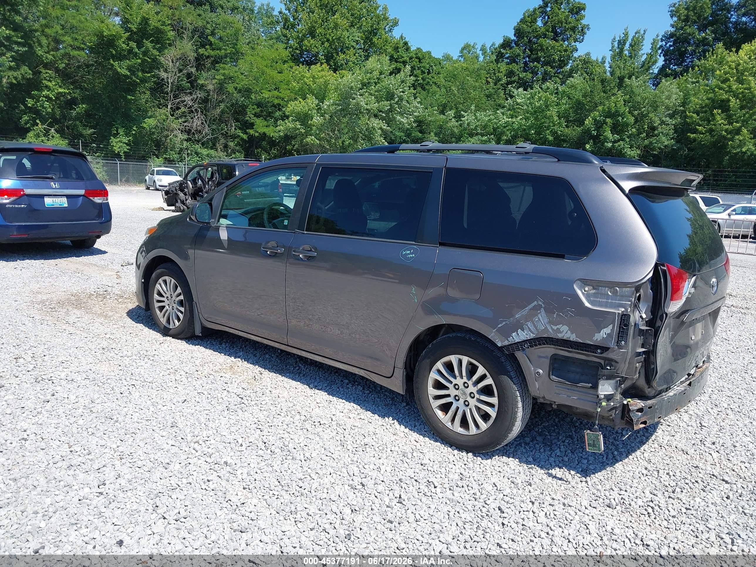 2014 Toyota Sienna Xle V6 8 Passenger Silver vin: 5TDYK3DC1ES504032