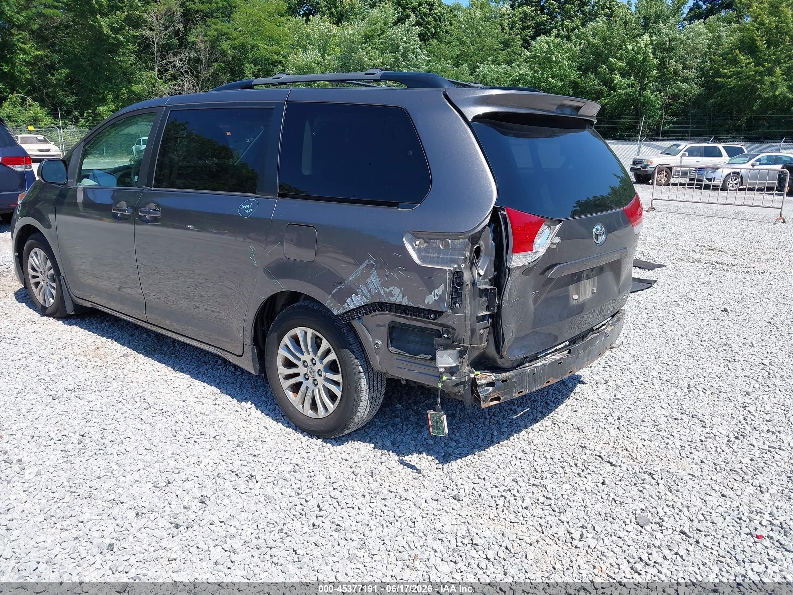 2014 Toyota Sienna Xle V6 8 Passenger Silver vin: 5TDYK3DC1ES504032