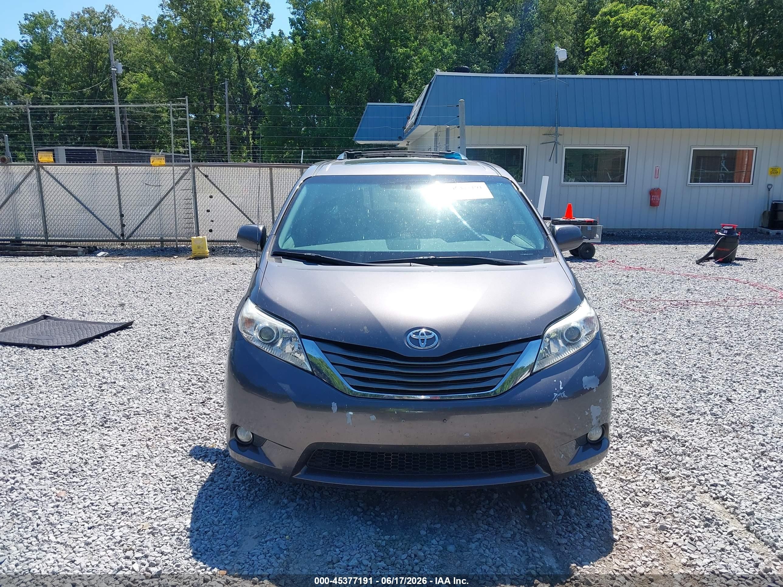 2014 Toyota Sienna Xle V6 8 Passenger Silver vin: 5TDYK3DC1ES504032