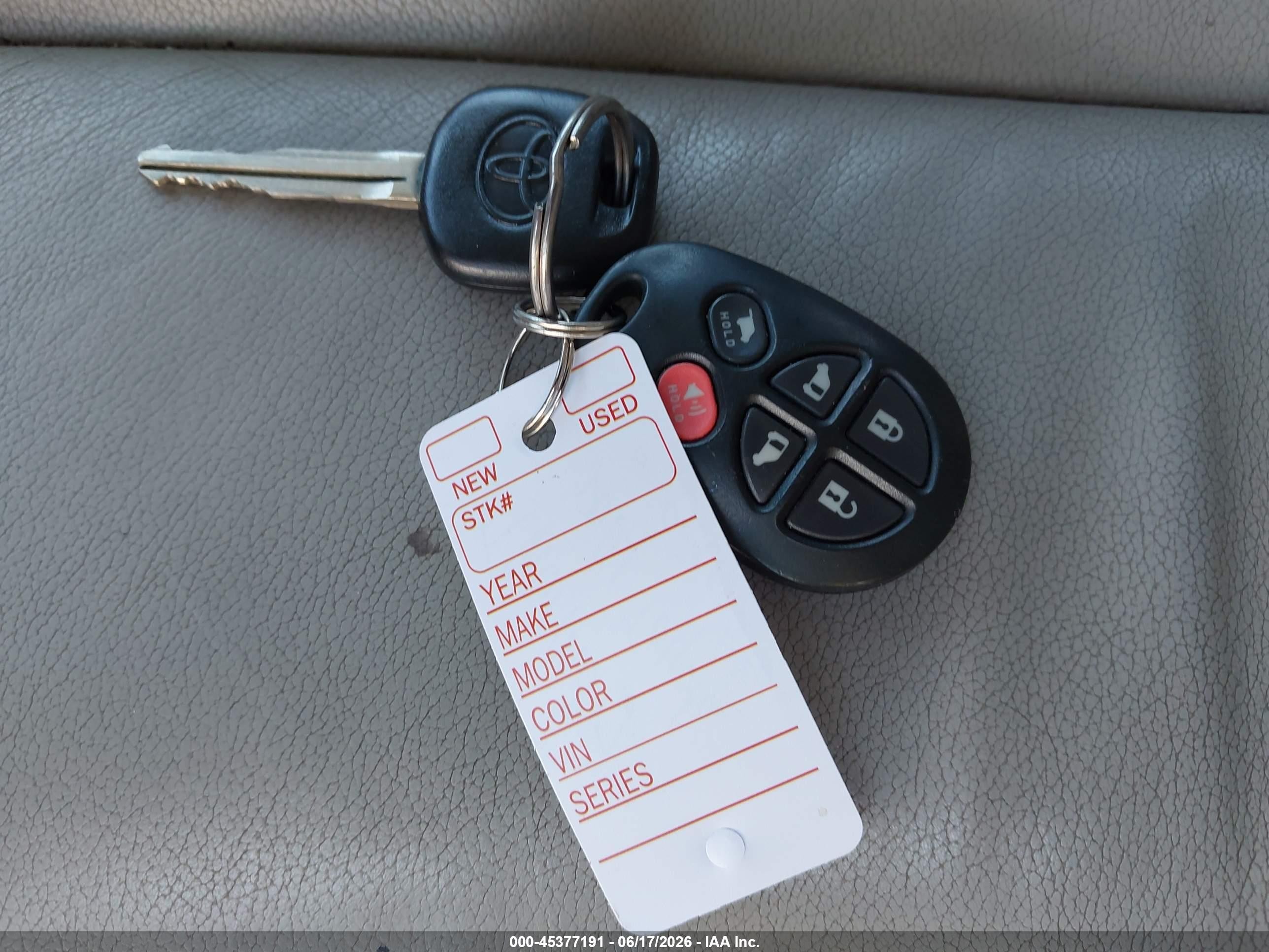 2014 Toyota Sienna Xle V6 8 Passenger Silver vin: 5TDYK3DC1ES504032