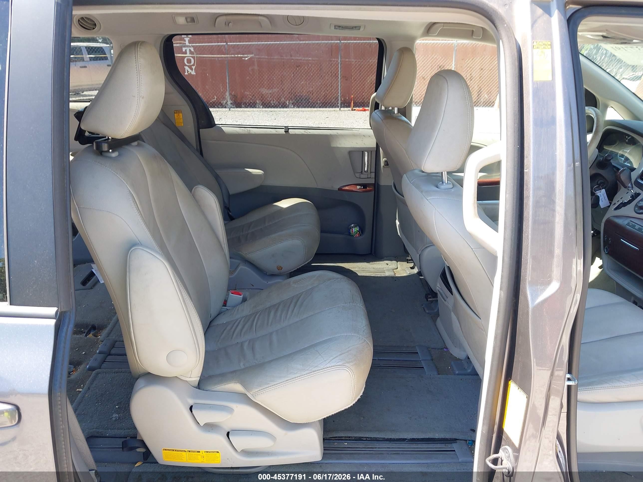 2014 Toyota Sienna Xle V6 8 Passenger Silver vin: 5TDYK3DC1ES504032