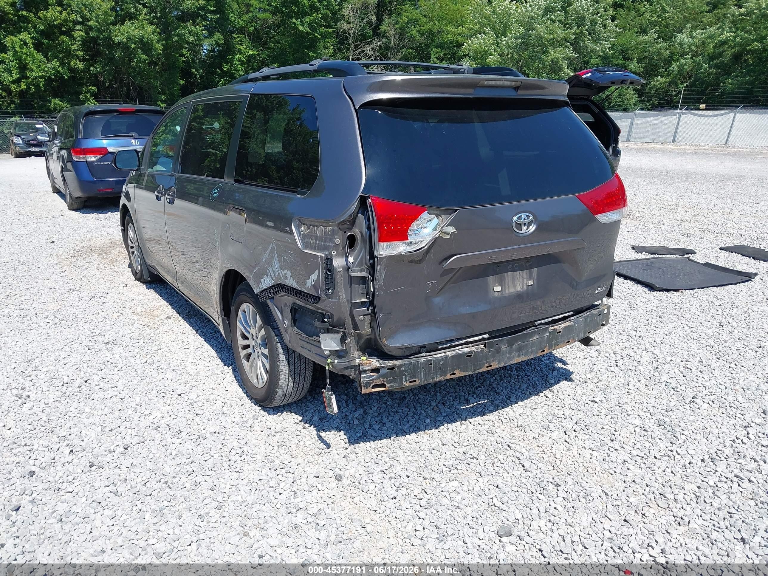 2014 Toyota Sienna Xle V6 8 Passenger Silver vin: 5TDYK3DC1ES504032