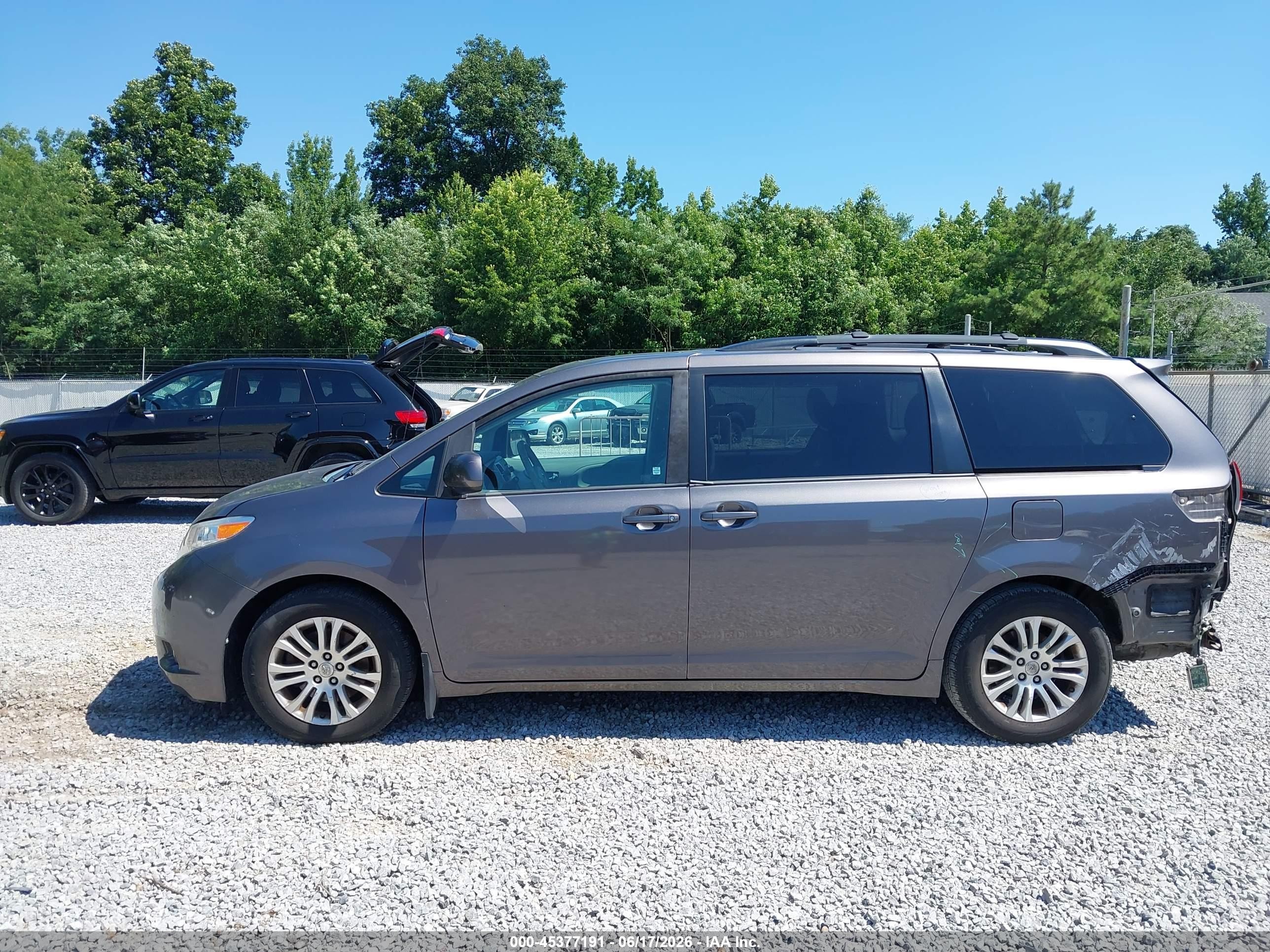 2014 Toyota Sienna Xle V6 8 Passenger Silver vin: 5TDYK3DC1ES504032