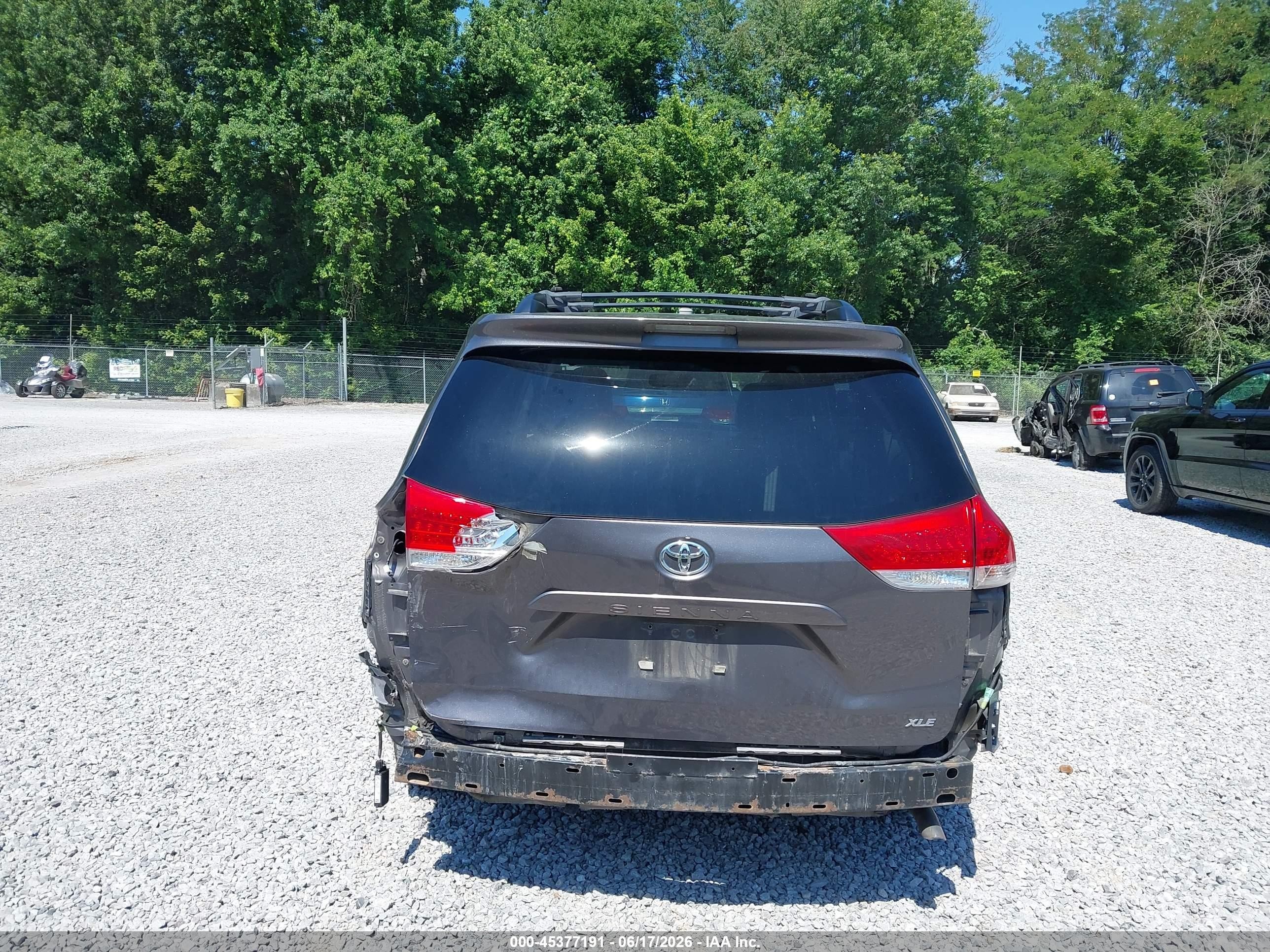 2014 Toyota Sienna Xle V6 8 Passenger Silver vin: 5TDYK3DC1ES504032