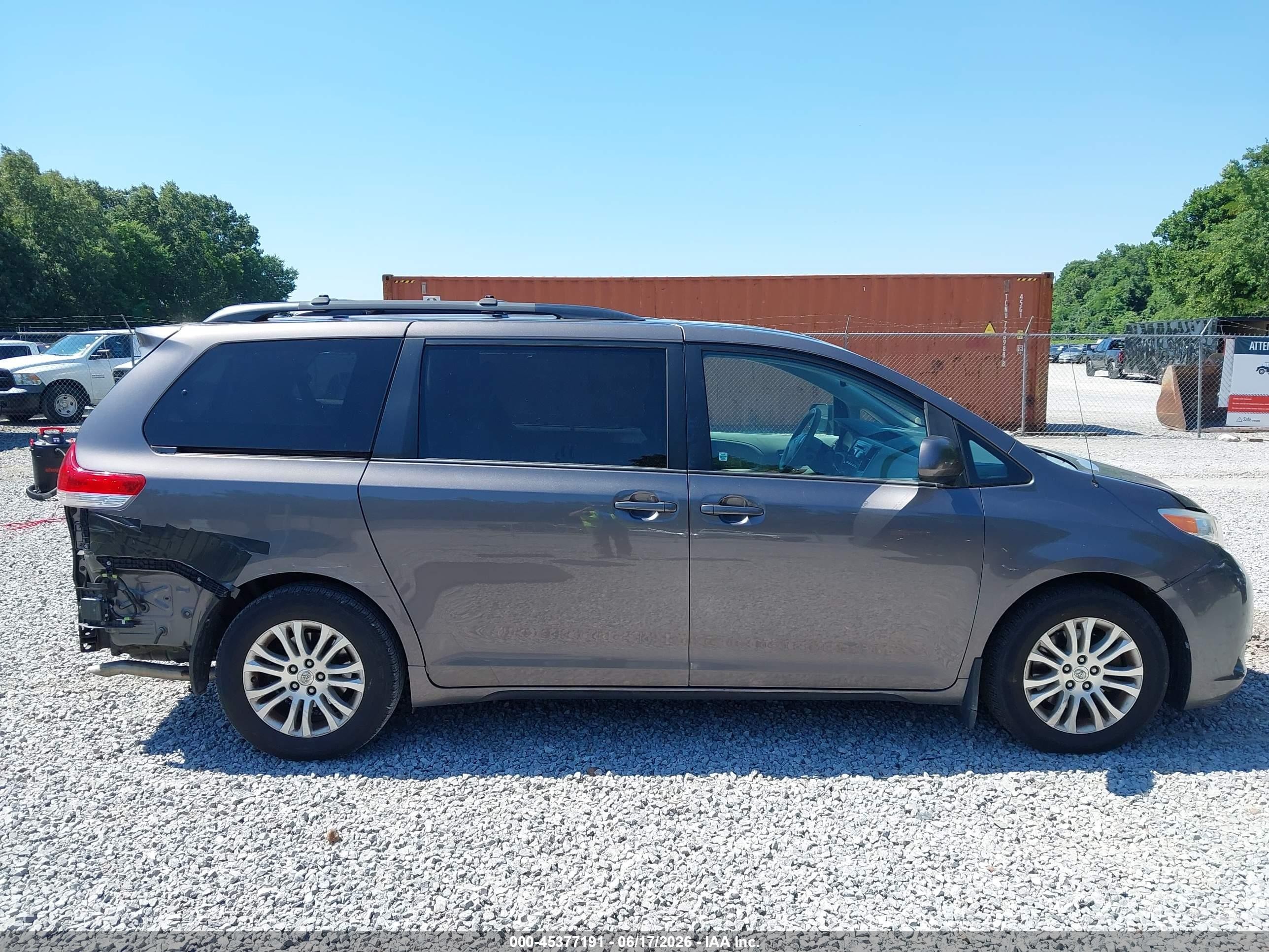 2014 Toyota Sienna Xle V6 8 Passenger Silver vin: 5TDYK3DC1ES504032