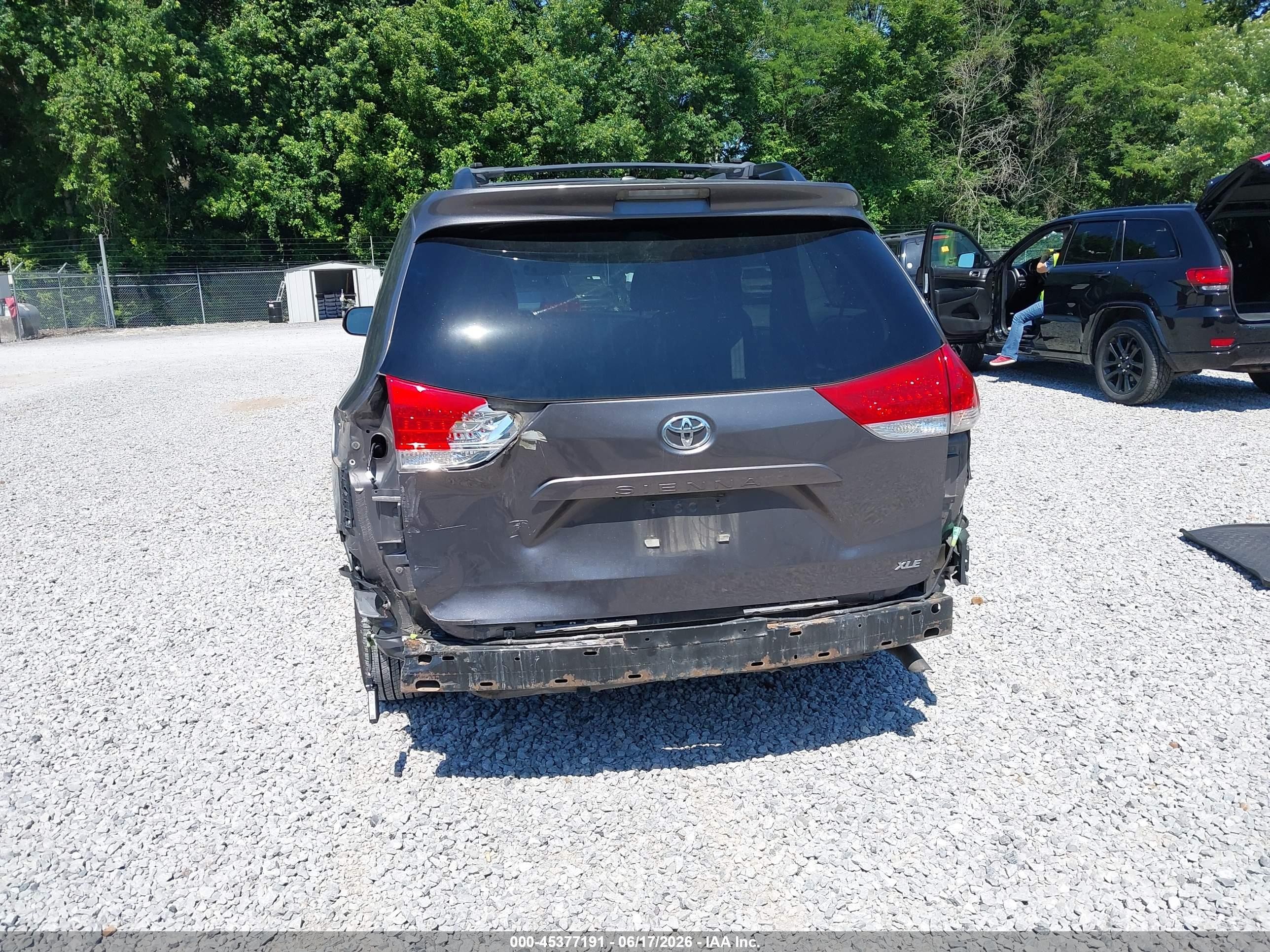 2014 Toyota Sienna Xle V6 8 Passenger Silver vin: 5TDYK3DC1ES504032