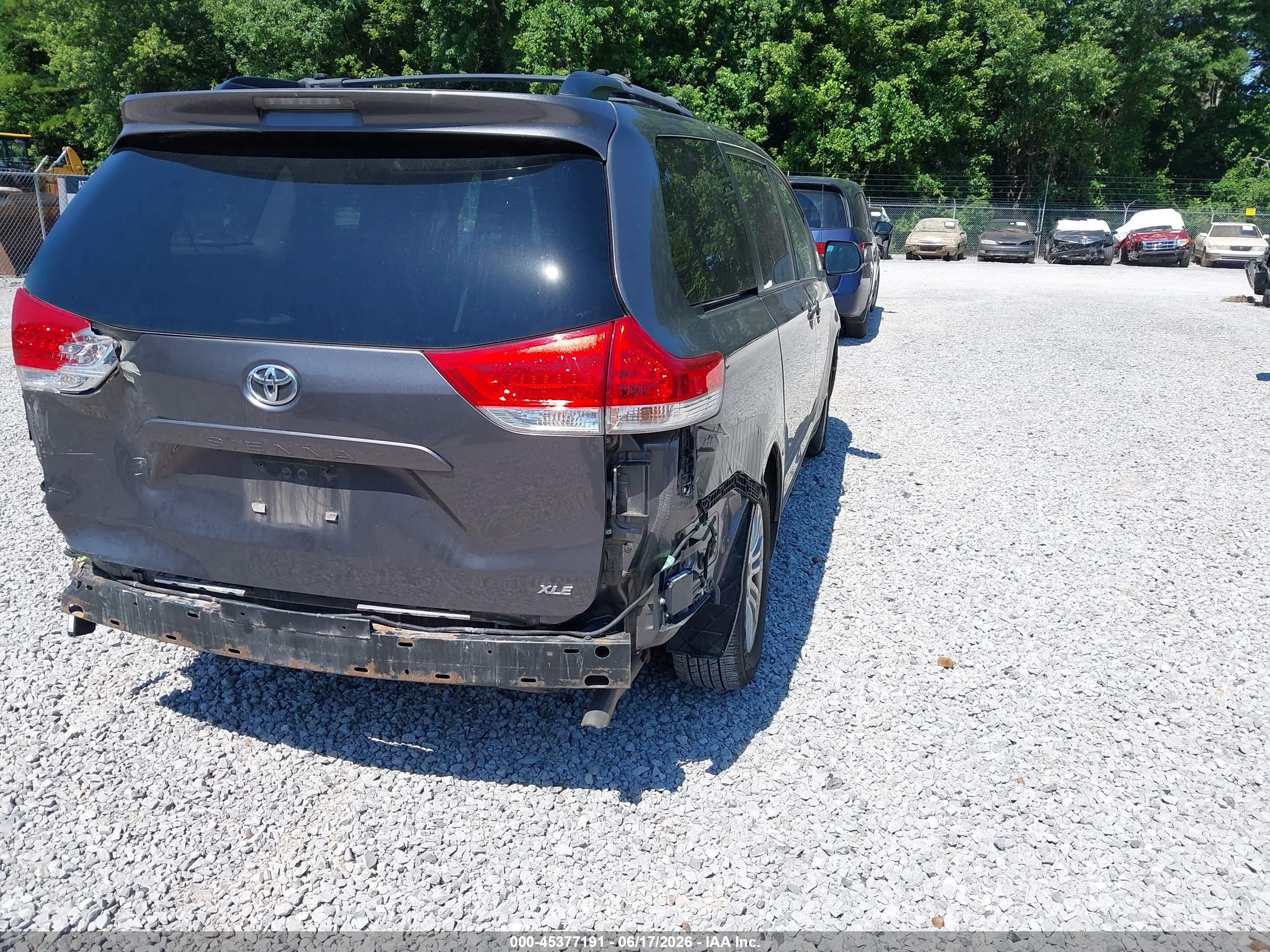 2014 Toyota Sienna Xle V6 8 Passenger Silver vin: 5TDYK3DC1ES504032