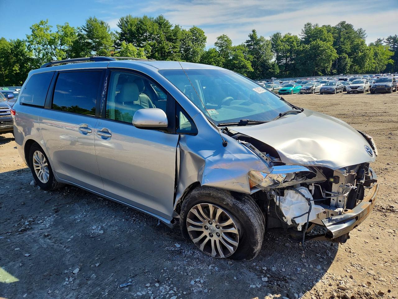 2014 Toyota Sienna Xle 8-passenger Silver vin: 5TDYK3DC1ES504516