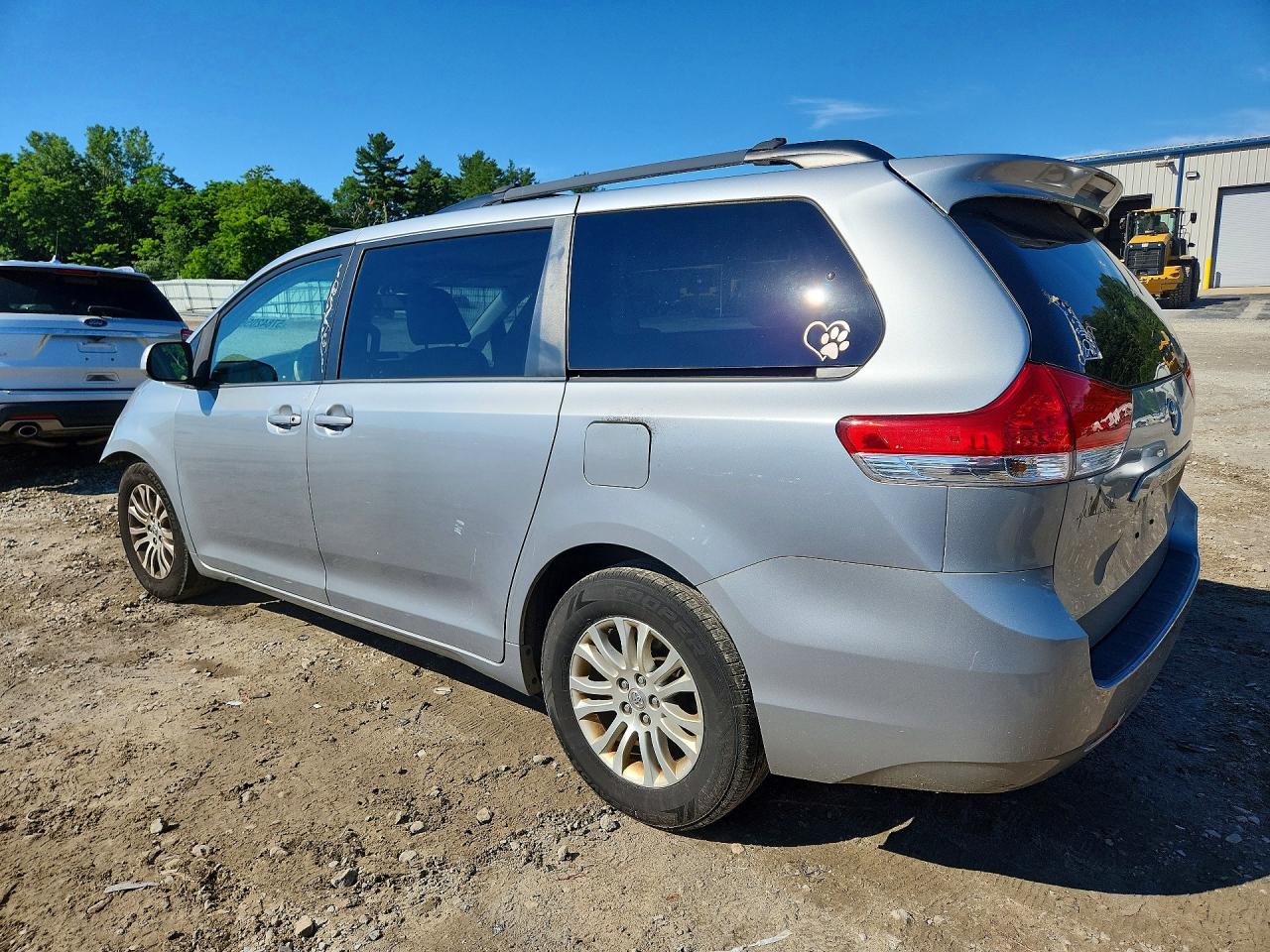 2014 Toyota Sienna Xle 8-passenger Silver vin: 5TDYK3DC1ES504516