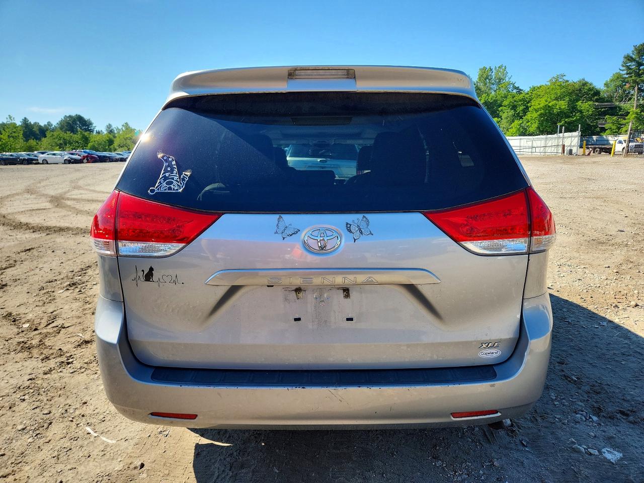 2014 Toyota Sienna Xle 8-passenger Silver vin: 5TDYK3DC1ES504516