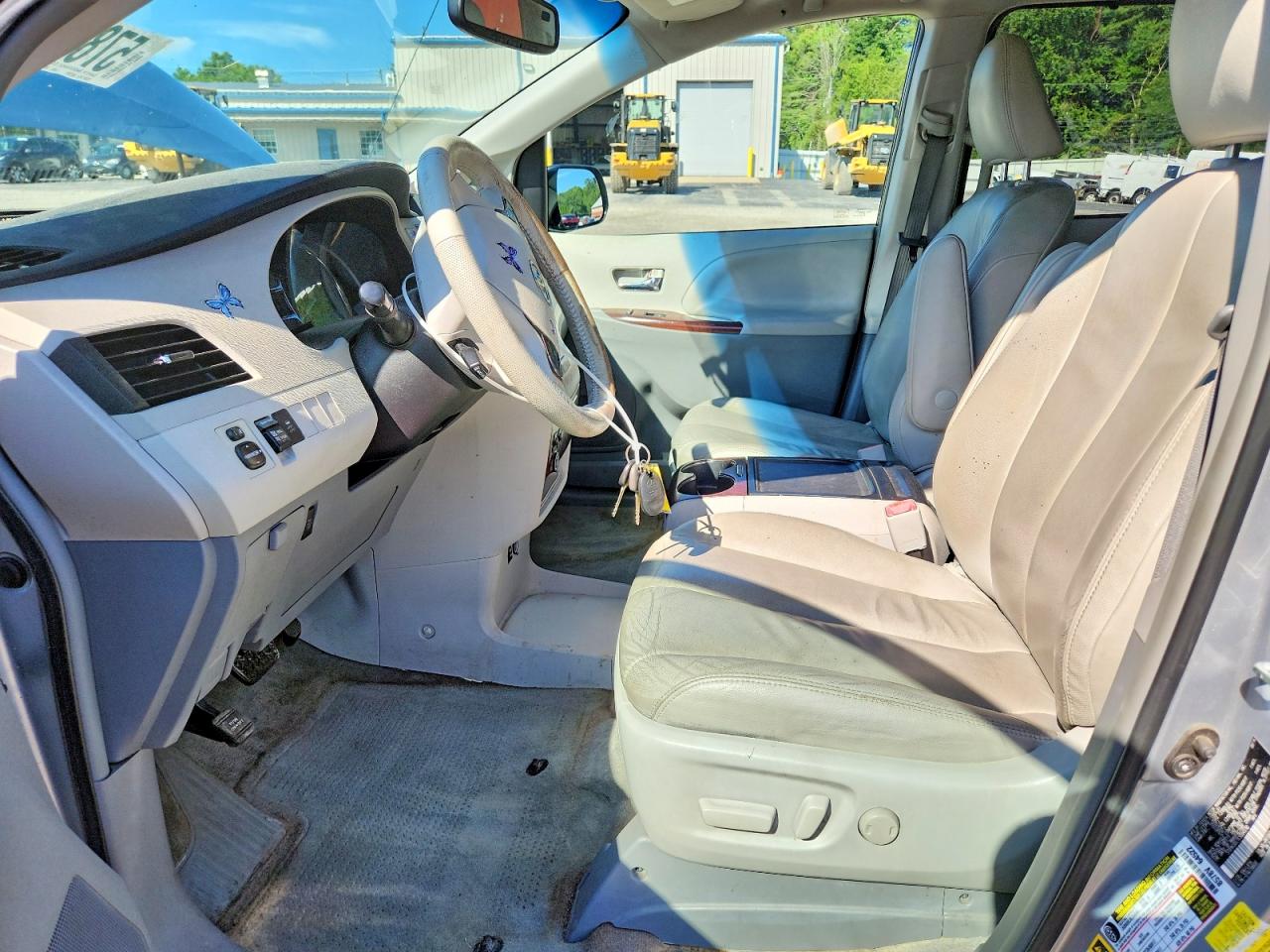2014 Toyota Sienna Xle 8-passenger Silver vin: 5TDYK3DC1ES504516