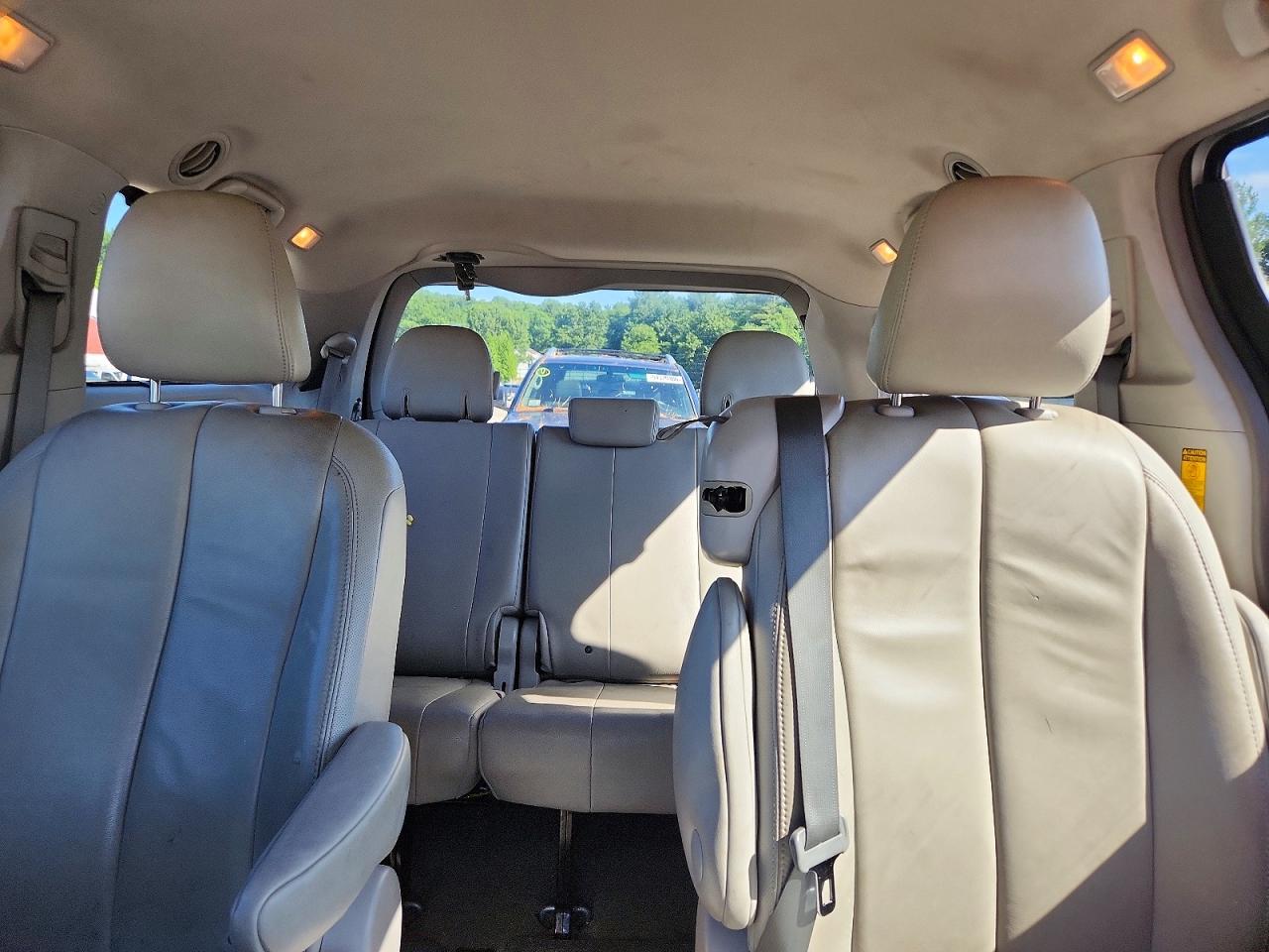 2014 Toyota Sienna Xle 8-passenger Silver vin: 5TDYK3DC1ES504516