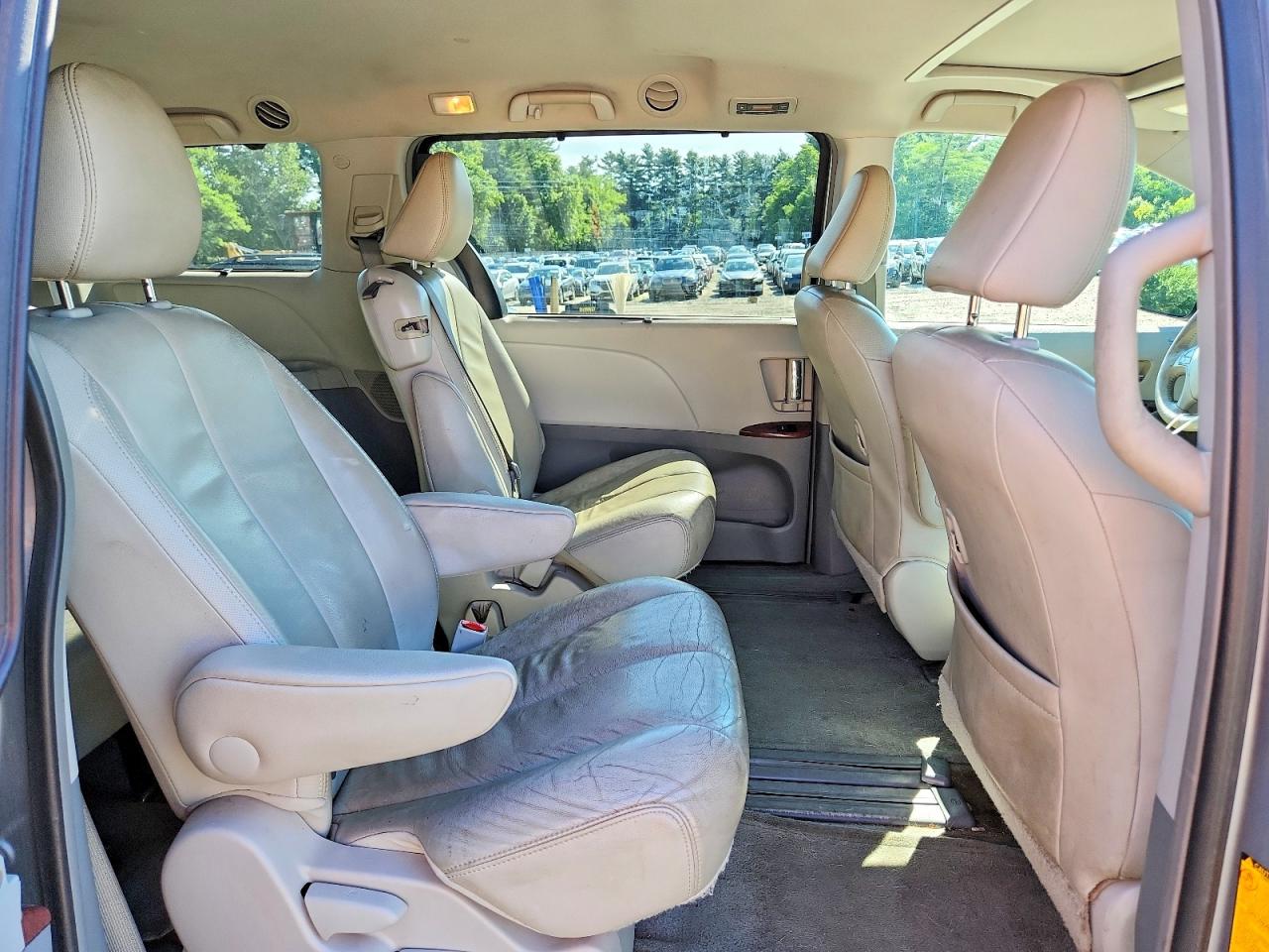 2014 Toyota Sienna Xle 8-passenger Silver vin: 5TDYK3DC1ES504516
