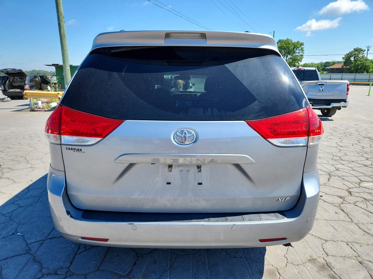 2014 Toyota Sienna Xle 8-passenger Silver vin: 5TDYK3DC1ES517153