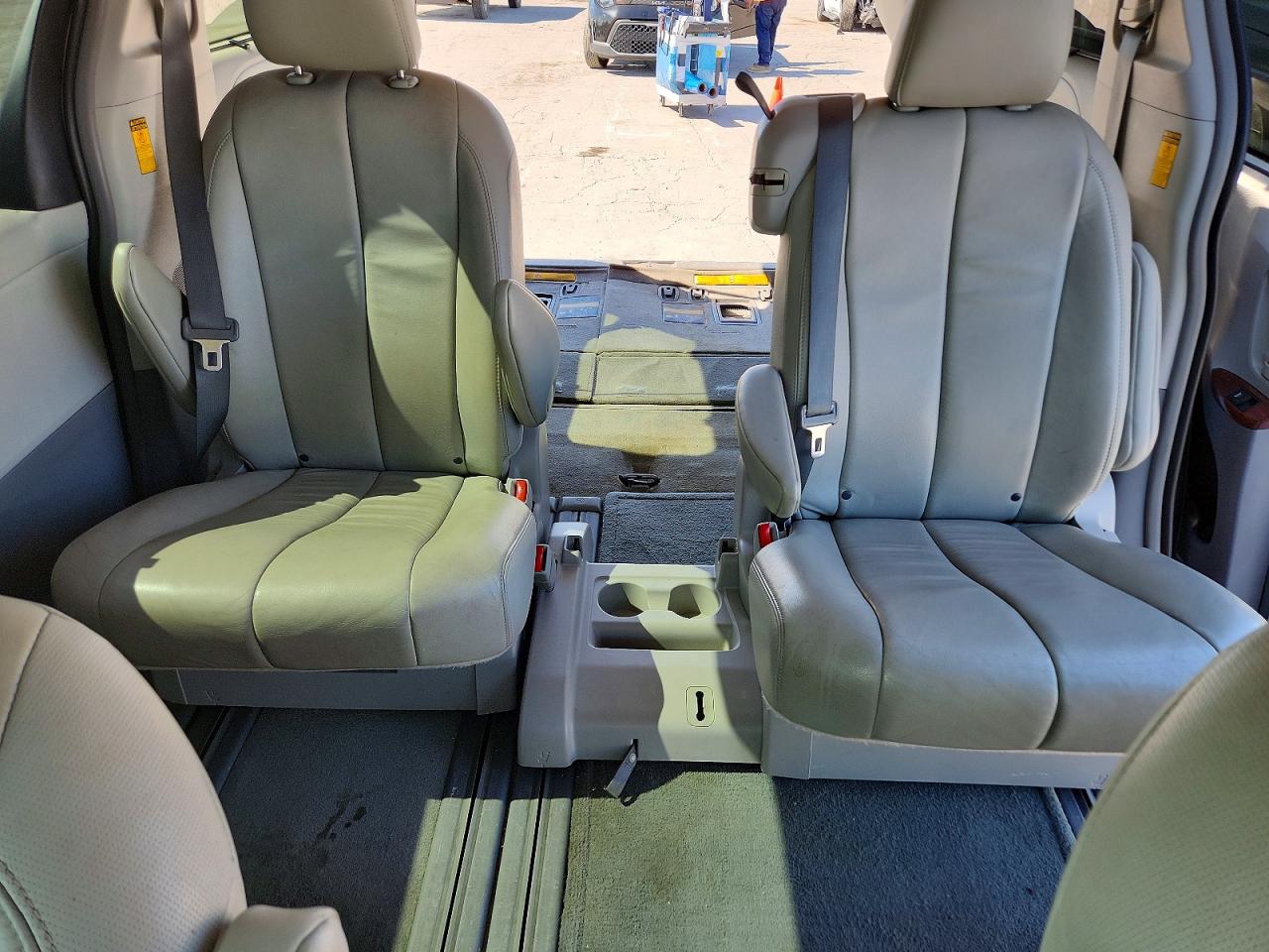 2014 Toyota Sienna Xle 8-passenger Silver vin: 5TDYK3DC1ES517153