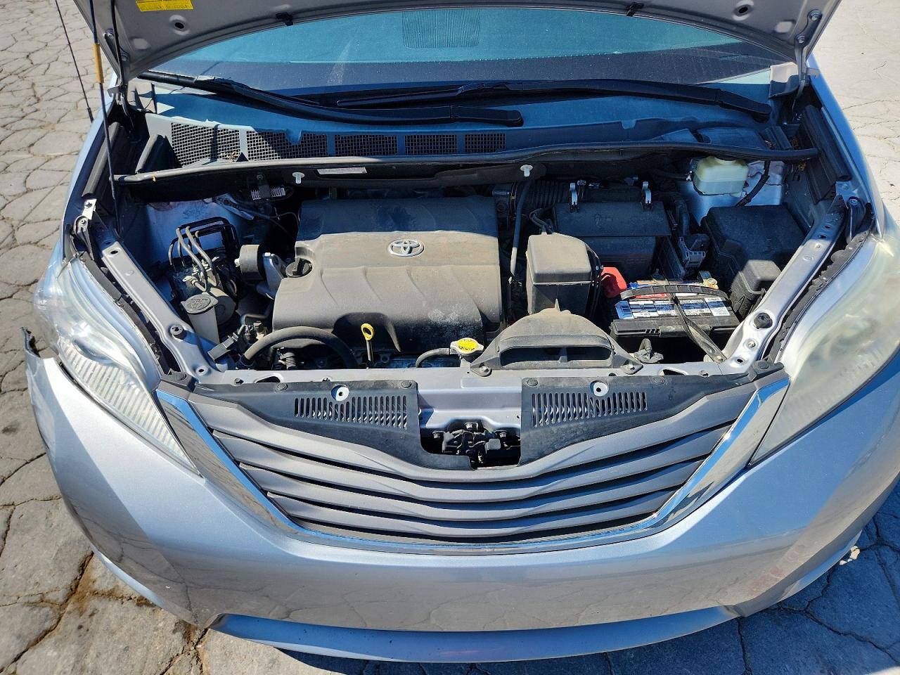 2014 Toyota Sienna Xle 8-passenger Silver vin: 5TDYK3DC1ES517153