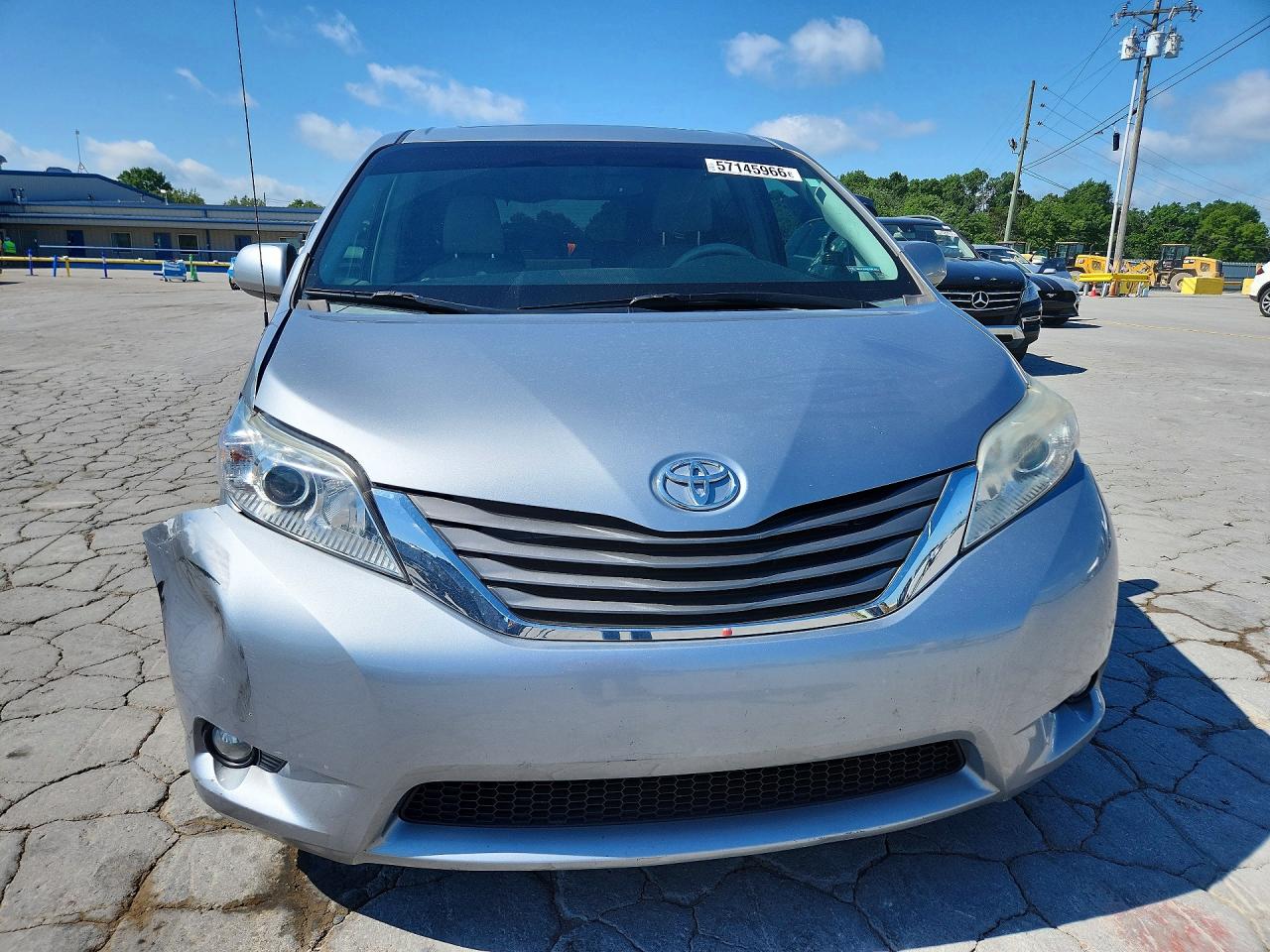 2014 Toyota Sienna Xle 8-passenger Silver vin: 5TDYK3DC1ES517153