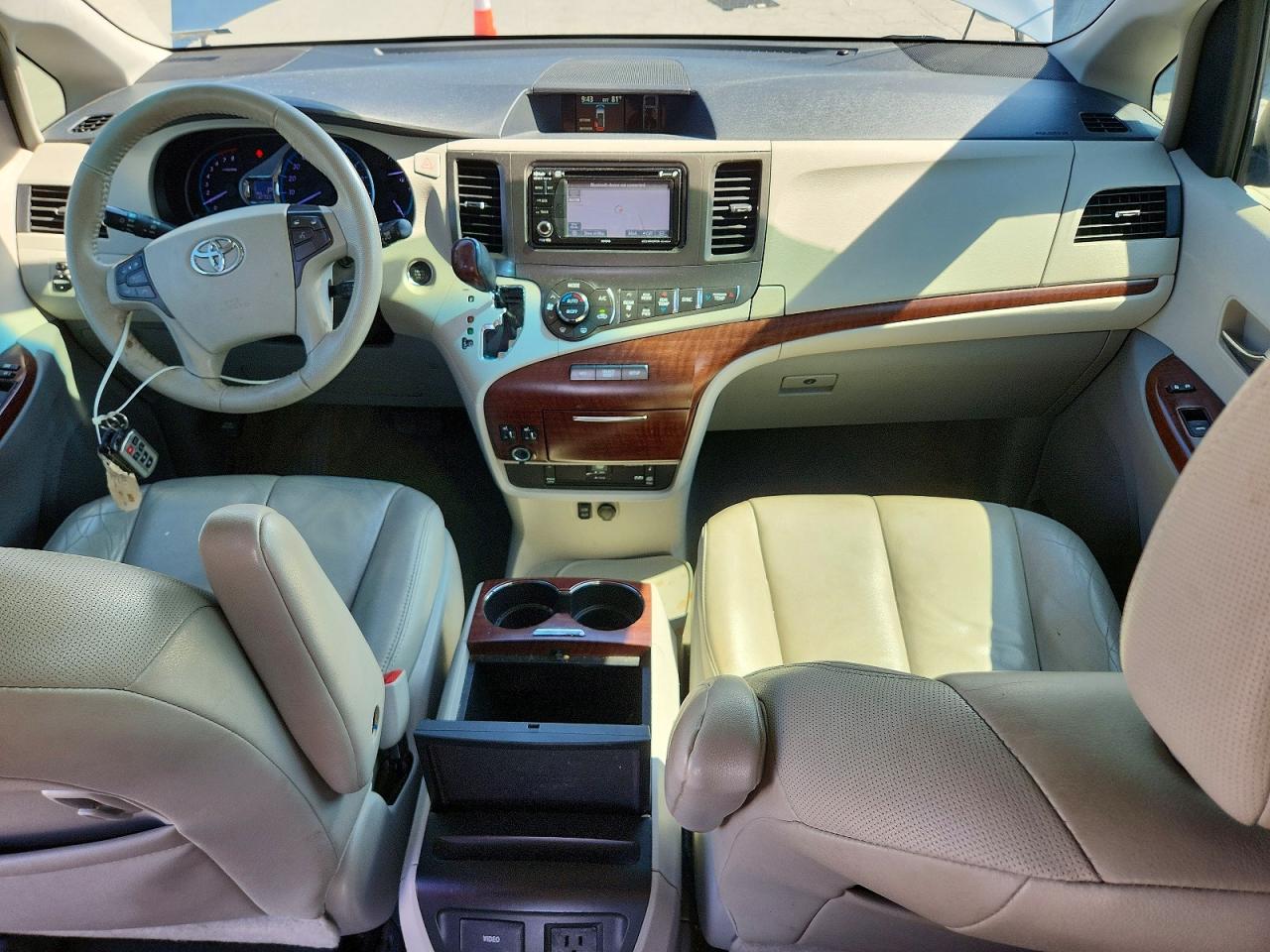 2014 Toyota Sienna Xle 8-passenger Silver vin: 5TDYK3DC1ES517153