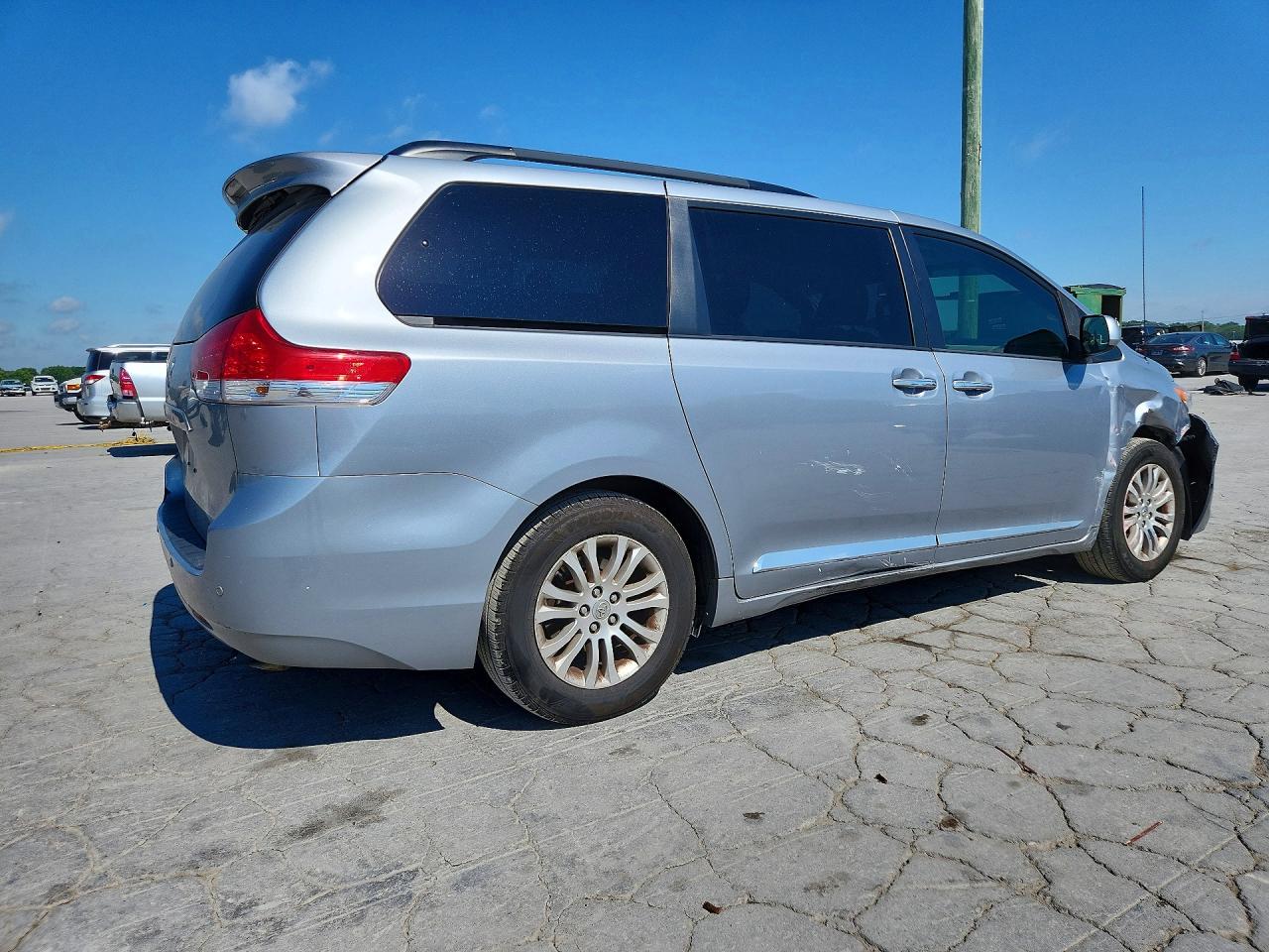 2014 Toyota Sienna Xle 8-passenger Silver vin: 5TDYK3DC1ES517153