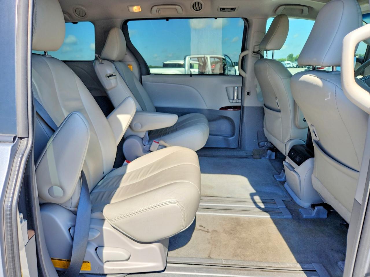 2014 Toyota Sienna Xle 8-passenger Silver vin: 5TDYK3DC1ES517153
